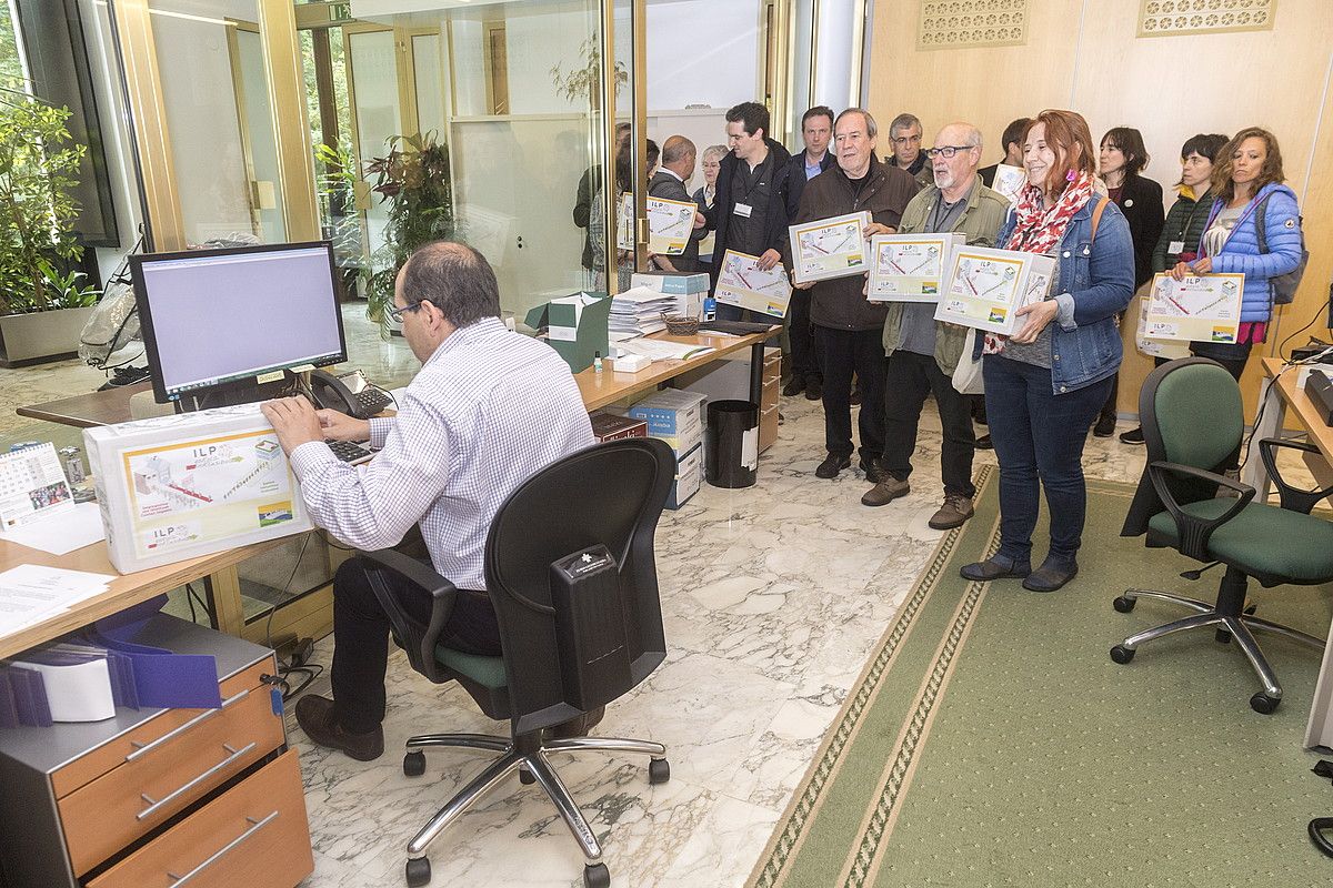 Herri ekinaldi legegilea bultzatu duen plataformako ordezkariak, atzo, legebiltzarreko erregistroan. JUANAN RUIZ / FOKU.