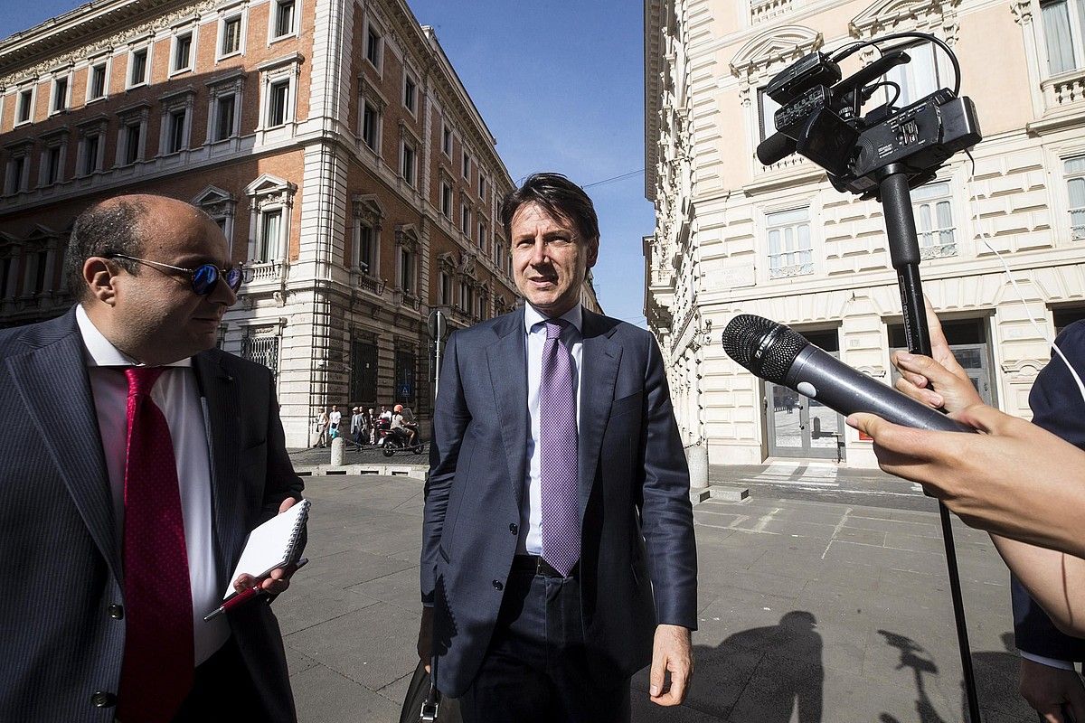 Giuseppe Conte lehen ministrogaia, atzo, Erroman. ANGELO CARCONI / EFE. Giuseppe Conte lehen ministrogaia, atzo, Erroman. ANGELO CARCONI / EFE.