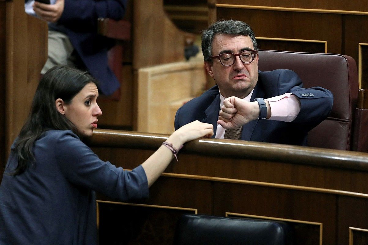 Irene Montero Unidos Podemos taldeko bozeramailea eta Aitor Esteban EAJko eleduna, atzoko saioko une batean. KIKO HUESCA / EFE. Irene Montero Unidos Podemos taldeko bozeramailea eta Aitor Esteban EAJko eleduna, atzoko saioko une batean. KIKO HUESCA / EFE.
