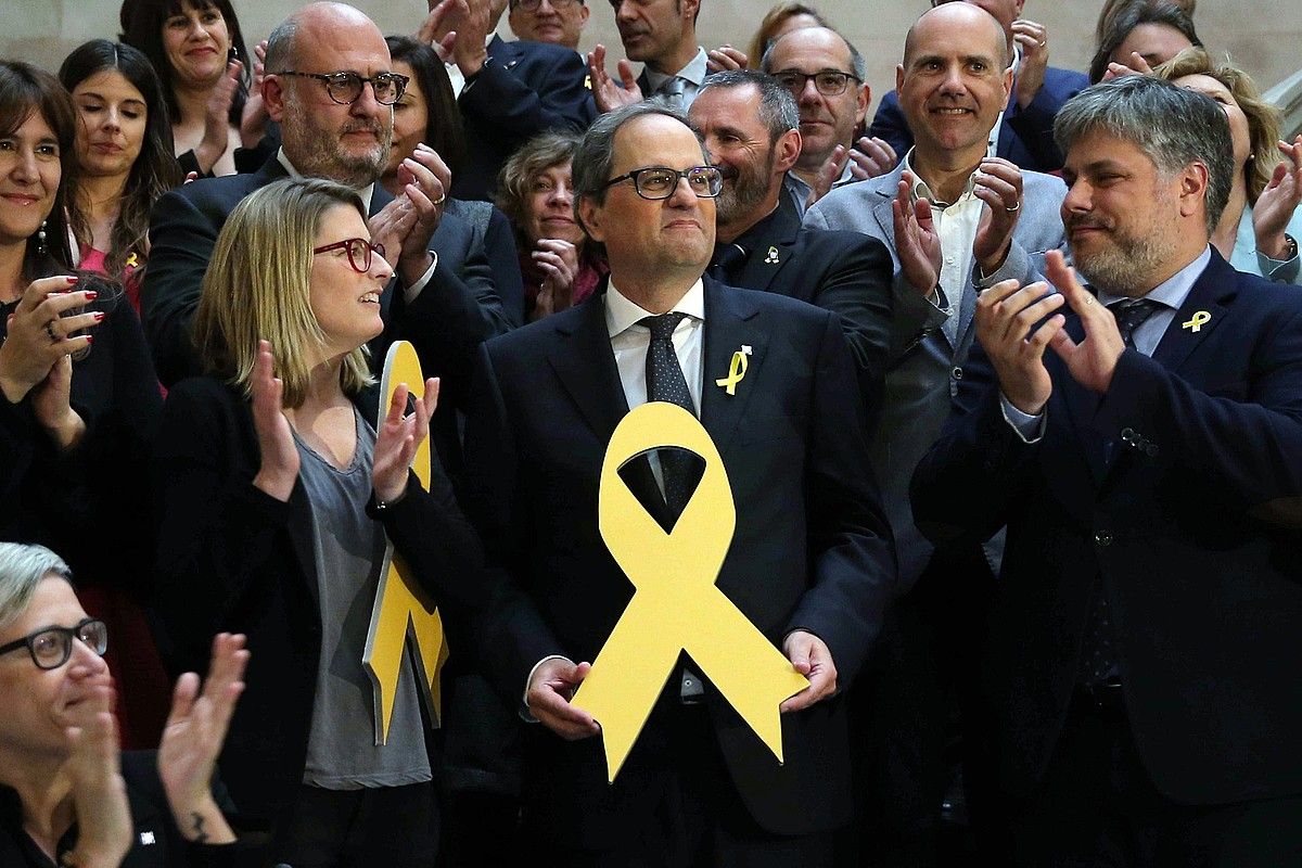 Joaquim Torra, erdian, Kataluniako Generalitateko presidente hautatu zuten egunean. Gaur hartuko dute kargua kontseilariek. TONI ALBIR / EFE. Joaquim Torra, erdian, Kataluniako Generalitateko presidente hautatu zuten egunean. Gaur hartuko dute kargua kontseilariek. TONI ALBIR / EFE.