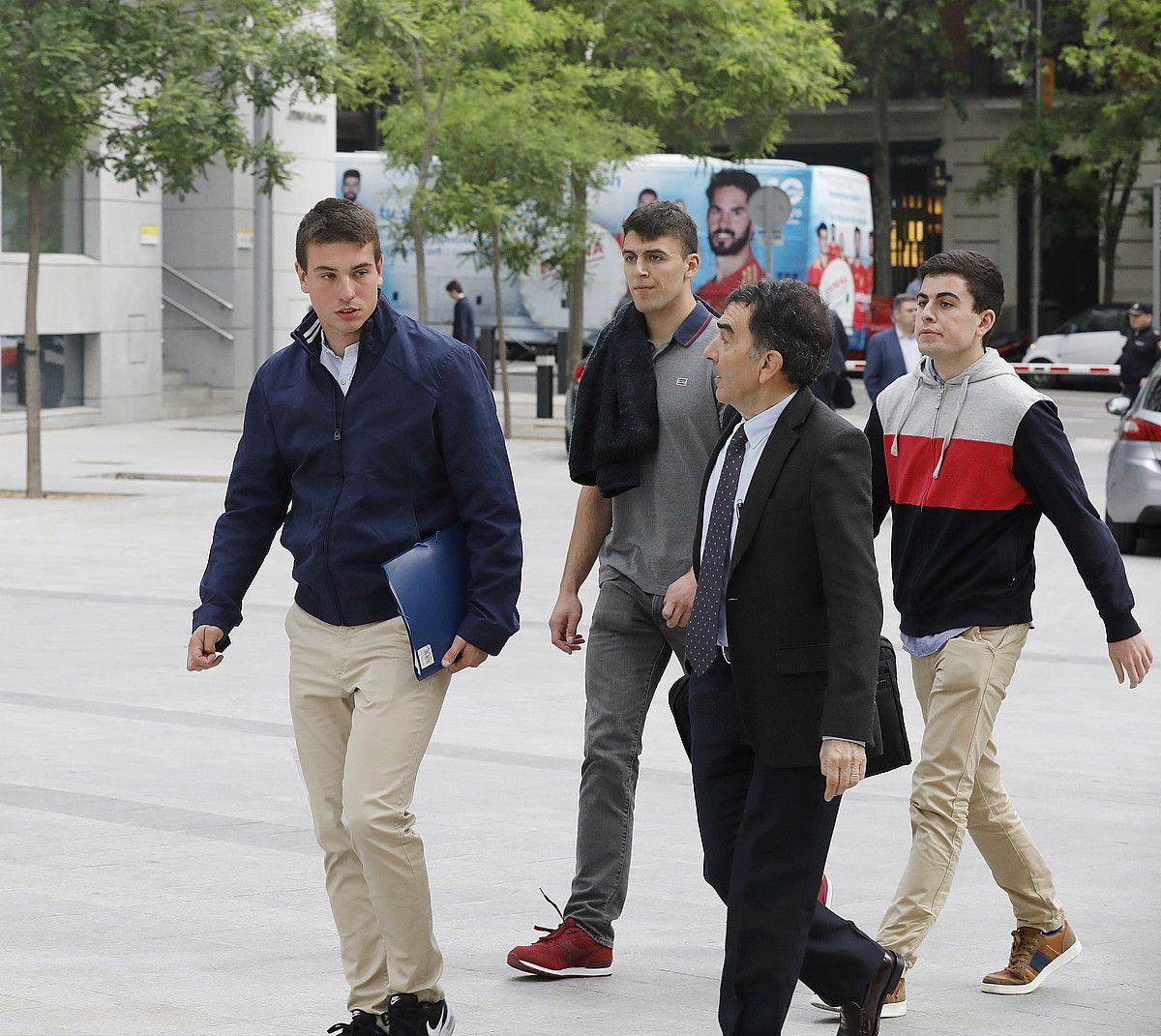 Auzipetutako hiru gazte, Iruin abokatuarekin, duela bi aste, Madrilen. J. DANAE / FOKU.