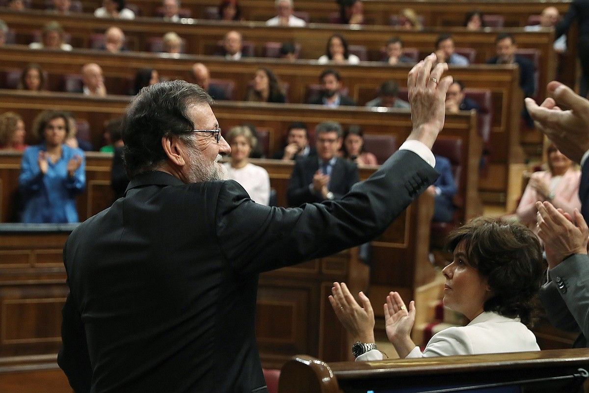Mariano Rajoy PPko alderdikideak agurtzen, atzo, Espainiako Kongresuan. J. J. GUILLEN / EFE.