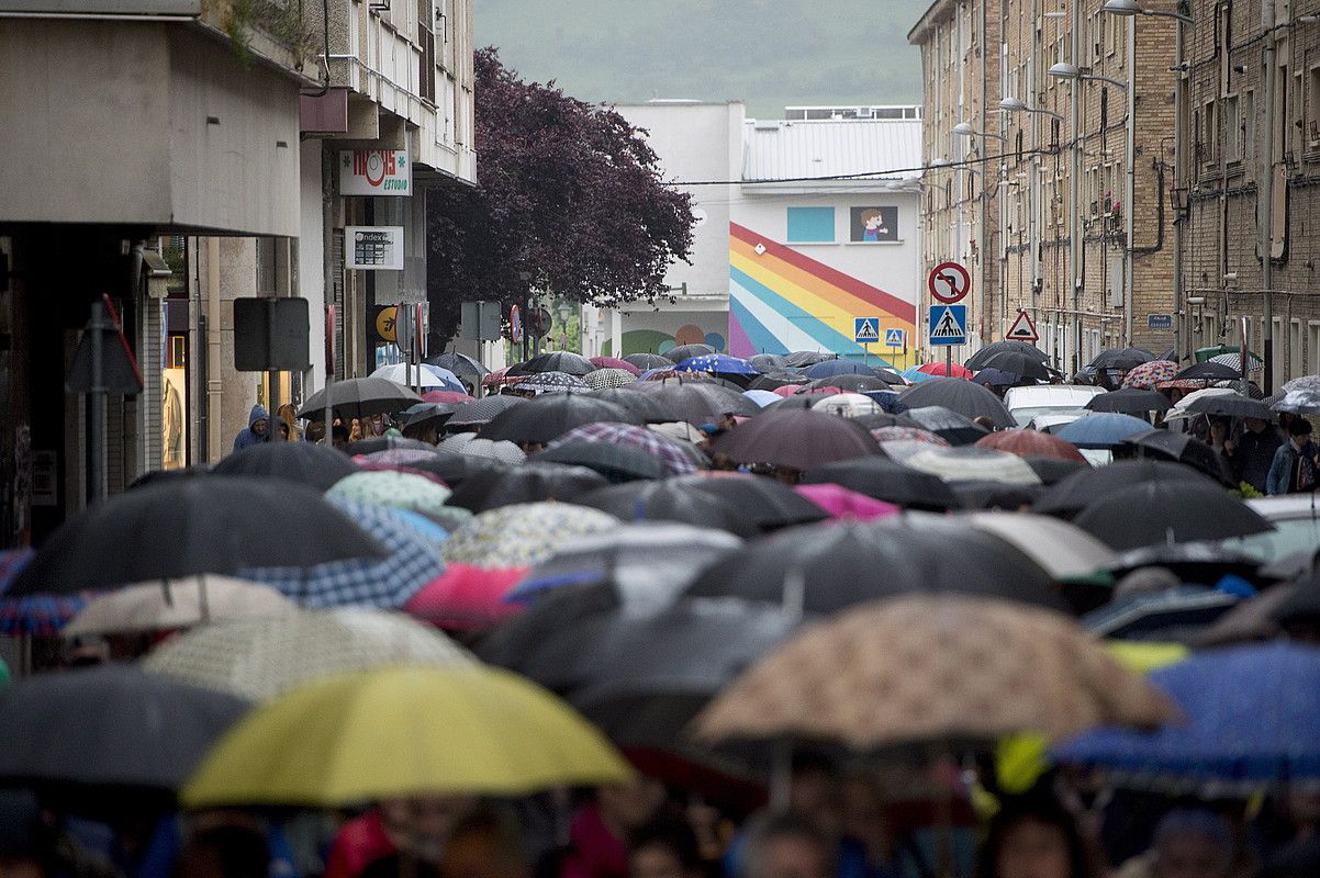 Atzo arratsaldean Altsasuko kaleetan eginiko manifestazioa; zenbait unetan, euriari ere egin behar izan zioten aurre. IÑIGO URIZ / FOKU.