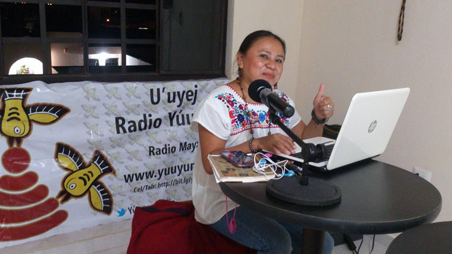 Elisa Chavarrea Chim esatariak Jaalk'ab Tuukul literatur saioa egiten du Yuuyum irrati maian. YUUYUM. Elisa Chavarrea Chim esatariak Jaalk'ab Tuukul literatur saioa egiten du Yuuyum irrati maian. YUUYUM.