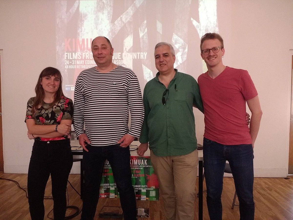 Maider Fernandez Iriarte (ezkerrean), Txema Muñoz (ezkerretik hirugarrena) eta jaialdiaren antolatzaileak. MIREN MANIAS. Maider Fernandez Iriarte (ezkerrean), Txema Muñoz (ezkerretik hirugarrena) eta jaialdiaren antolatzaileak. MIREN MANIAS.