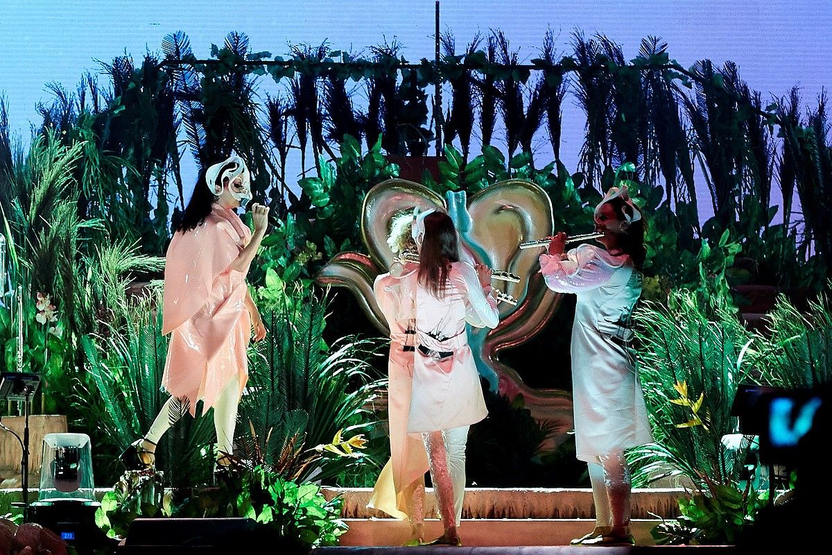 Bjork artista islandiarrak unibertso paralelo batetik ekarritako oihana bihurtu zuen Bartzelonako Primavera Sound jaialdiko oholtza. ALEJANDRO GARCIA / EFE. Bjork artista islandiarrak unibertso paralelo batetik ekarritako oihana bihurtu zuen Bartzelonako Primavera Sound jaialdiko oholtza. ALEJANDRO GARCIA / EFE.