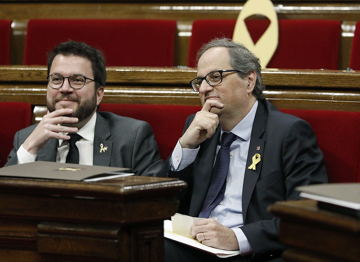 Pere Aragones Generalitateko presidenteordea (ERC) eta Quim Torra presidentea (JxC), atzo Kataluniako Parlamentuan egindako saioan. ANDREU DALMAU / EFE.