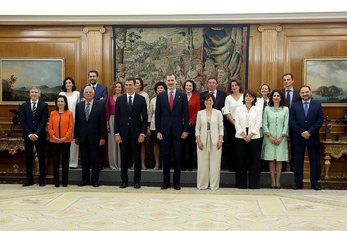 Espainiako Gobernuko presidente eta ministro berriak, atzo, karguaren zina egin ondoren. JAVIER LIZON/ EFE.