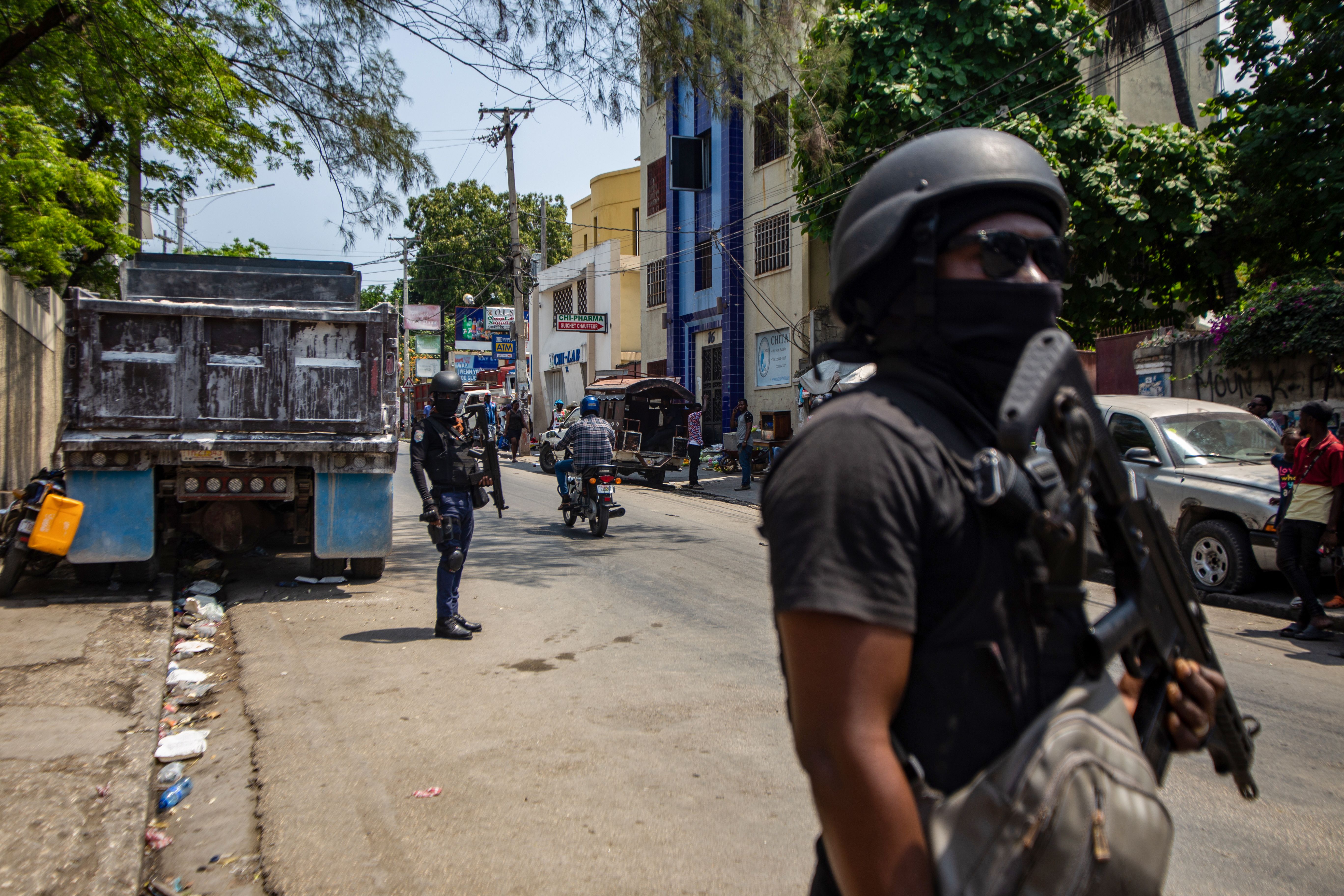 Haitiko polizia batzuk Port-au-Prince hiriburuko kale batean, herenegun. MENTOR DAVID LORENS / EFE