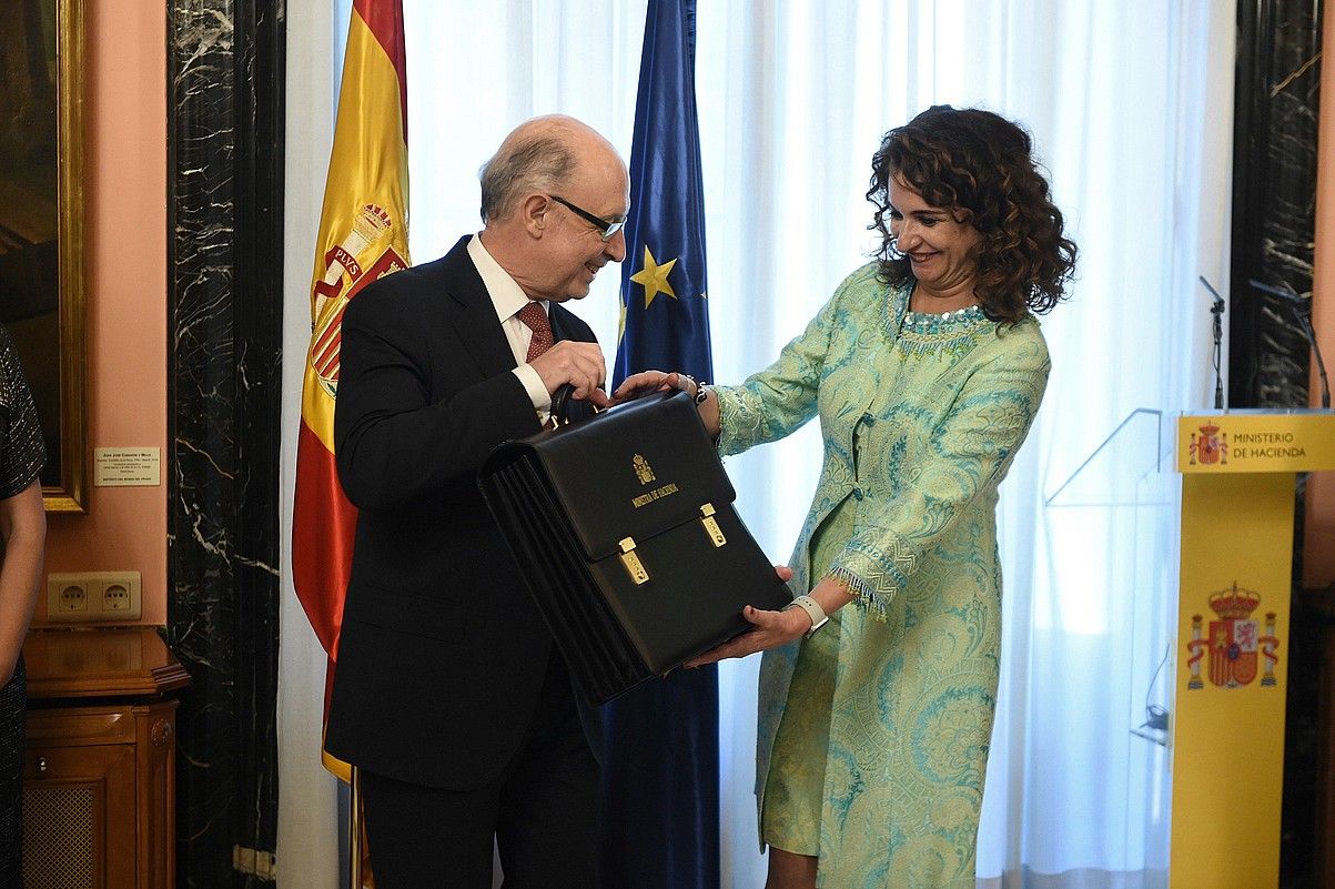 Cristobal Montoro Espainiako Ogasun ministro ohiak lekukoa eman zion Maria Jesus Montero ministro berriari, Madrilen. FERNANDO VILLAR / EFE.