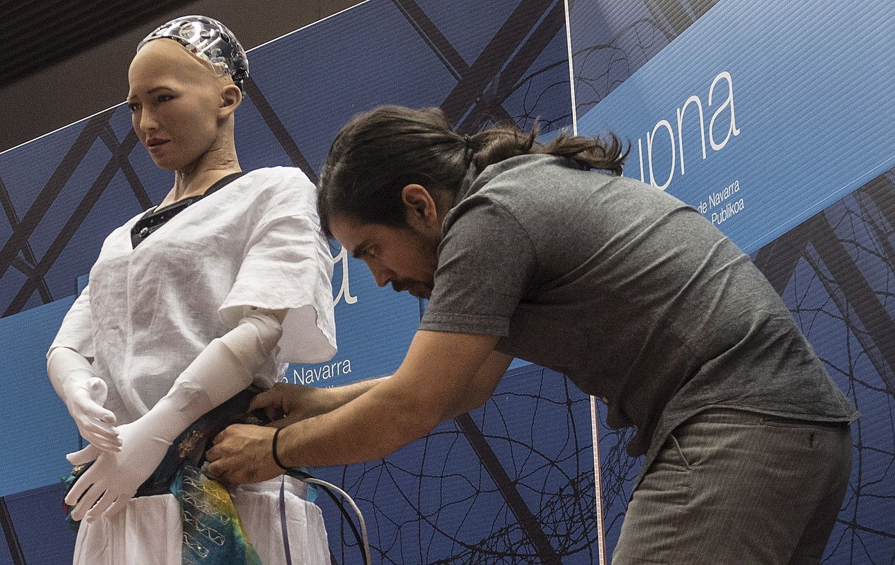 Hanson Robotics konpainiako Andres Suarez ikertzailea, Sophia robota prestatzen, atzo, NUPeko areto nagusian. JAGOBA MANTEROLA / FOKU. Hanson Robotics konpainiako Andres Suarez ikertzailea, Sophia robota prestatzen, atzo, NUPeko areto nagusian. JAGOBA MANTEROLA / FOKU.