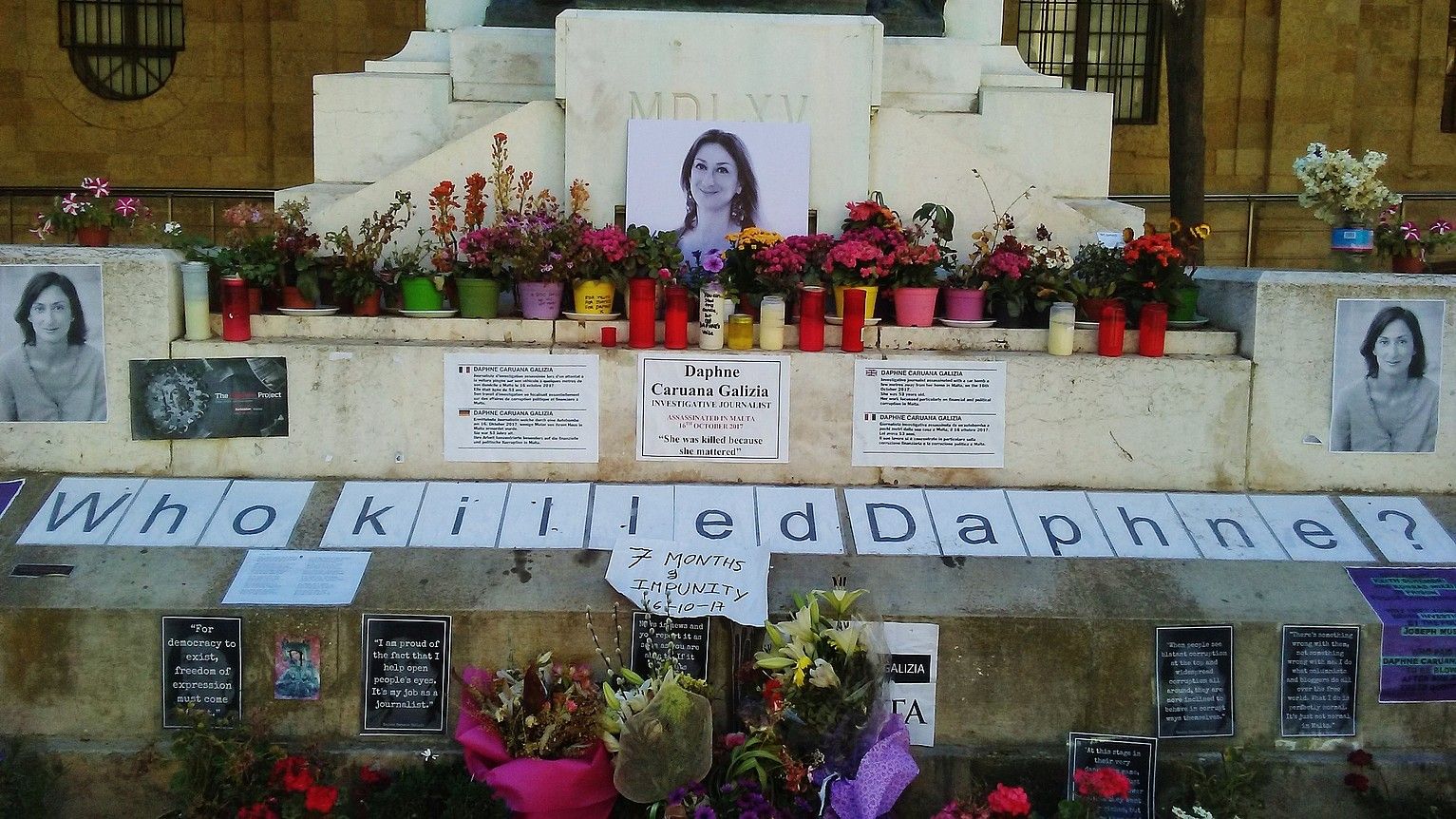 Daphne Caruana Galizia kazetariaren aldeko aldarea, Valletako San Joan katedralaren parean. RICARD GONZALEZ.