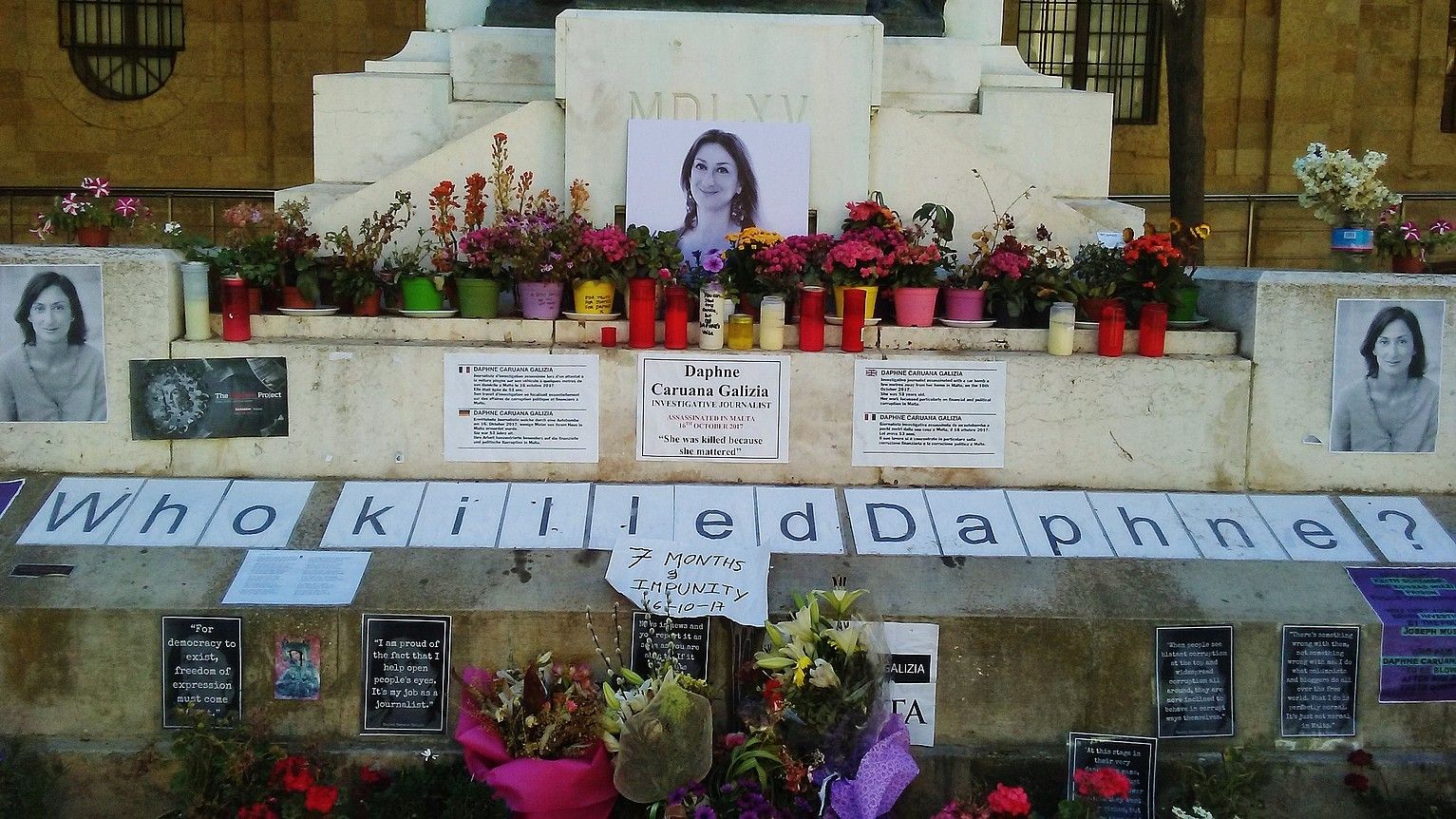 Daphne Caruana Galizia kazetariaren aldeko aldarea, Valletako San Joan katedralaren parean. RICARD GONZALEZ. Daphne Caruana Galizia kazetariaren aldeko aldarea, Valletako San Joan katedralaren parean. RICARD GONZALEZ.