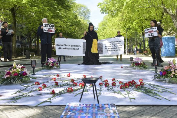 2013an Bangladeshko Rana Plaza eraikinean hildako 1.138 langileen aldeko omenaldia, iaz, Iruñean. IDOIA ZABALETA / FOKU 2013an Bangladeshko Rana Plaza eraikinean hildako 1.138 langileen aldeko omenaldia, iaz, Iruñean. IDOIA ZABALETA / FOKU