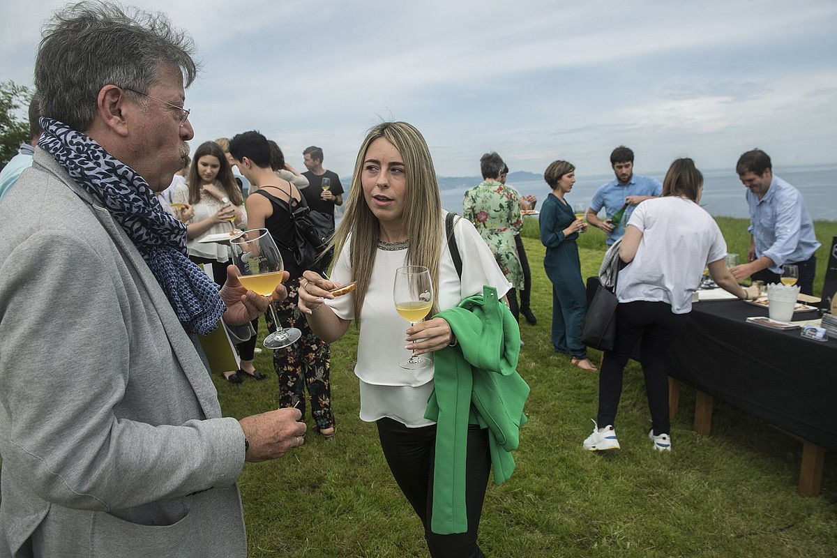 Euskal Sagardoa zigiluko sagardoa eta Maisor kontserba etxeko antxoa pintxoak dastatu dituzte Zumaian. J. URBE / FOKU.