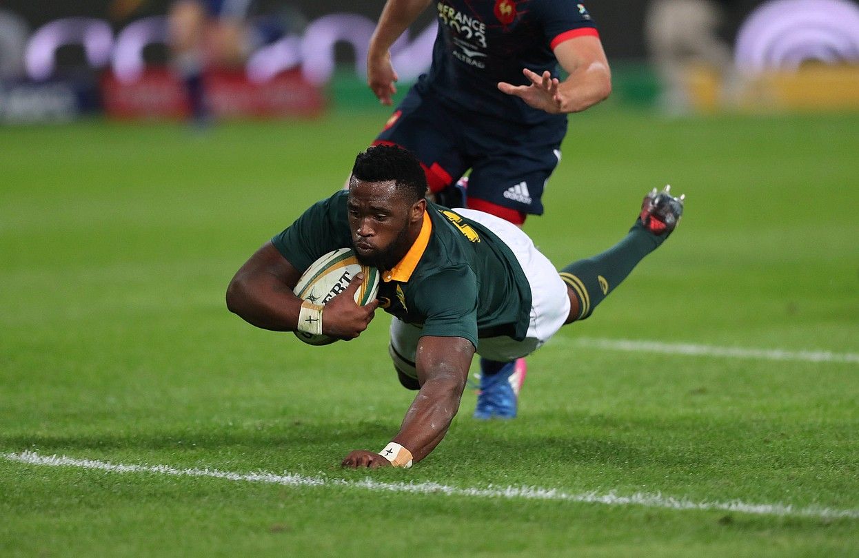 Siya Kolisi entsegu bat egiten, duela urtebete Frantziaren aurka jokatutako partida batean. GAVIN BARKER / EFE.