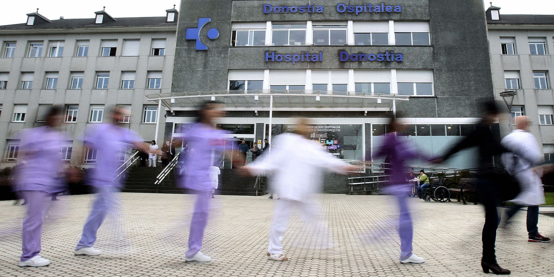 Osakidetzako langileen ekitaldi bat, Donostiako ospitalearen atarian. JAVIER ETXEZARRETA / EFE. Osakidetzako langileen ekitaldi bat, Donostiako ospitalearen atarian. JAVIER ETXEZARRETA / EFE.