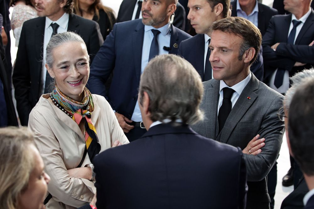 Delphine Ernotte Frantziako telebista publikoaren presidentea eta Emmanuel Macron Frantziako presidentea.