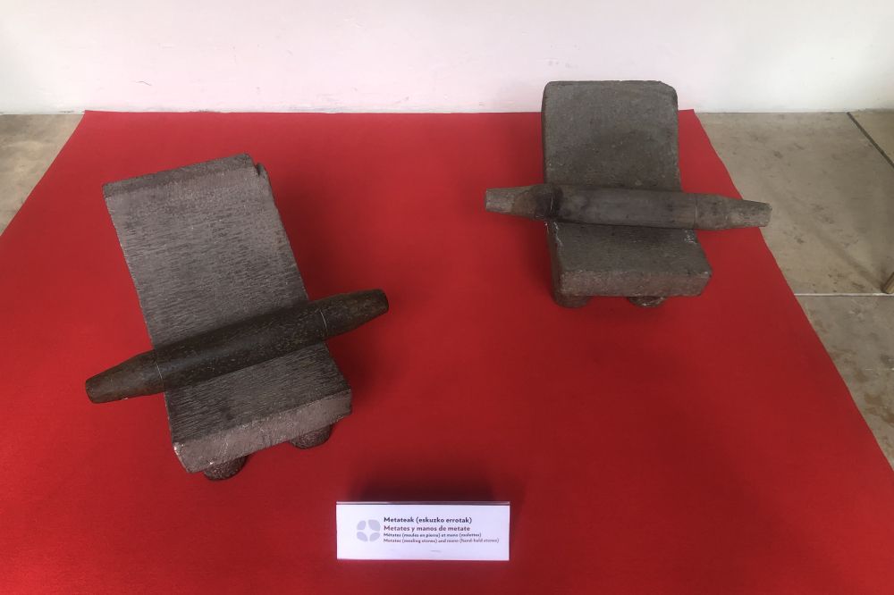 Kakaoa ehotzeko metate-a.