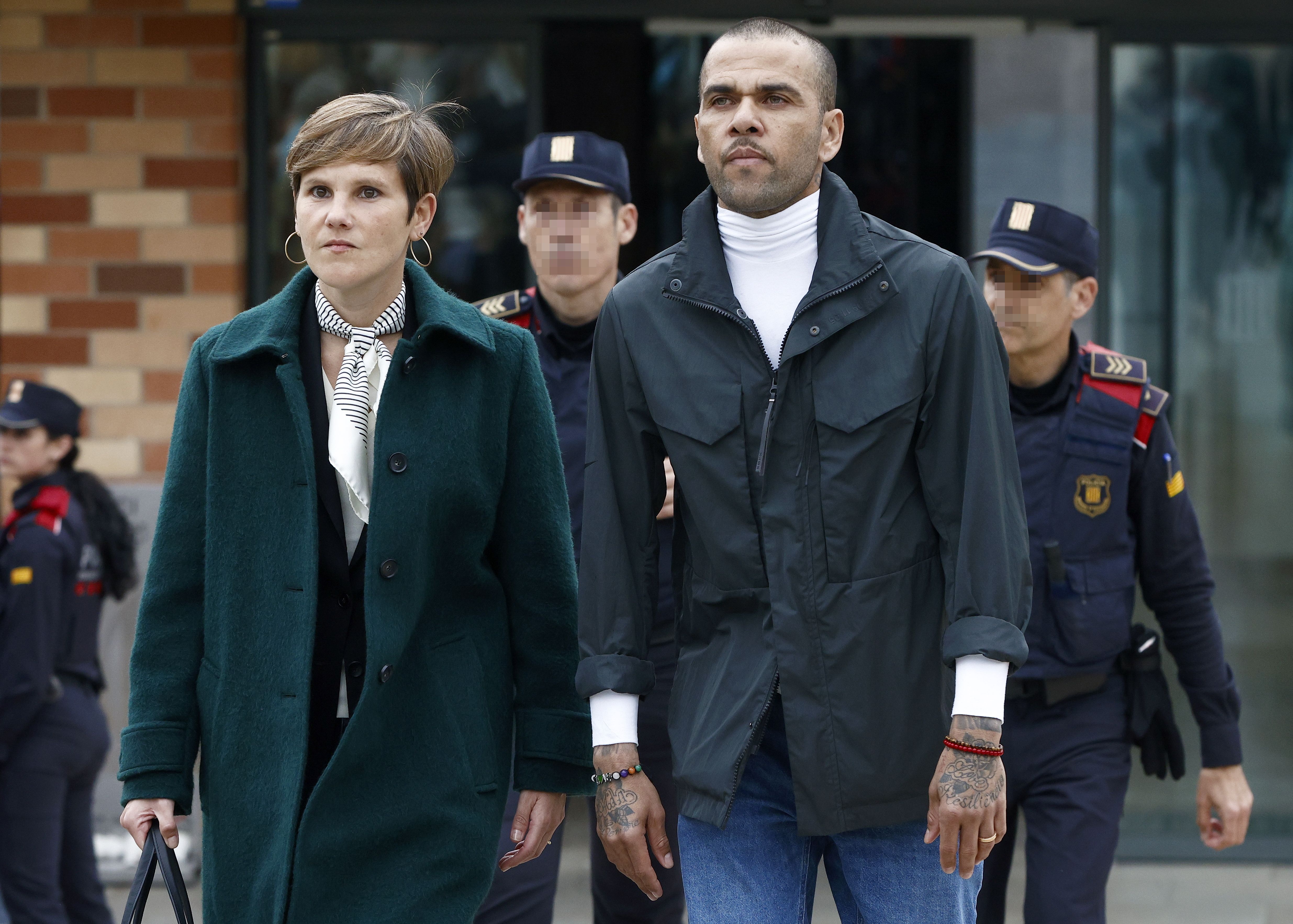 Dani Alves, bere abokatuarekin batera, kartzelatik irteten. QUIQUE GARCIA / EFE