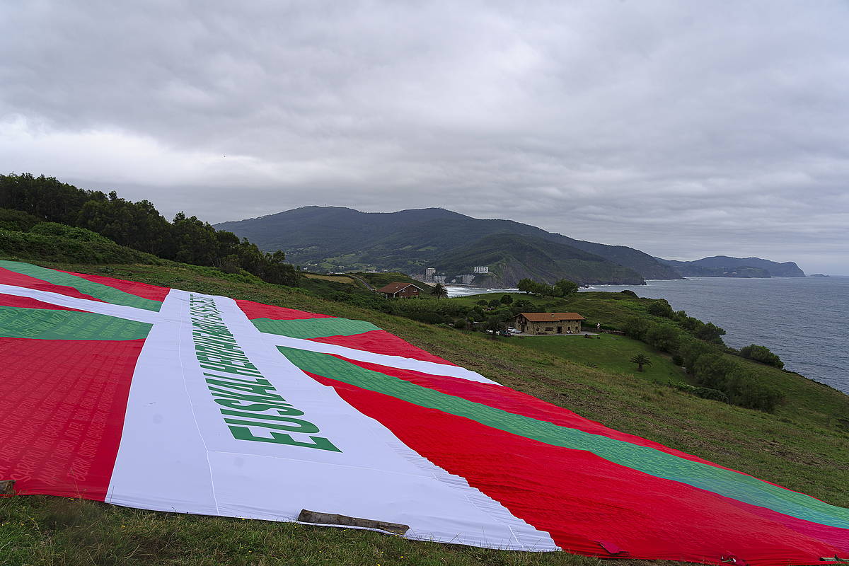 'Euskal Herriak erabaki' mezua daraman ikurrina erraldoi bat, udan, Bermeon. ARITZ LOIOLA / FOKU