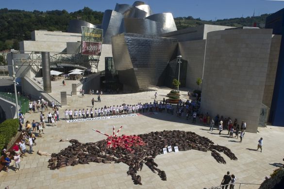 Zezenketen kontrako aktibista mordo bat zezen bat irudikatzen, 2010eko abuztuaren 21ean, Bilboko Guggenheim Museoaren ondoan. LUIS JAUREGIALTZO / ARGAZKI PRESS