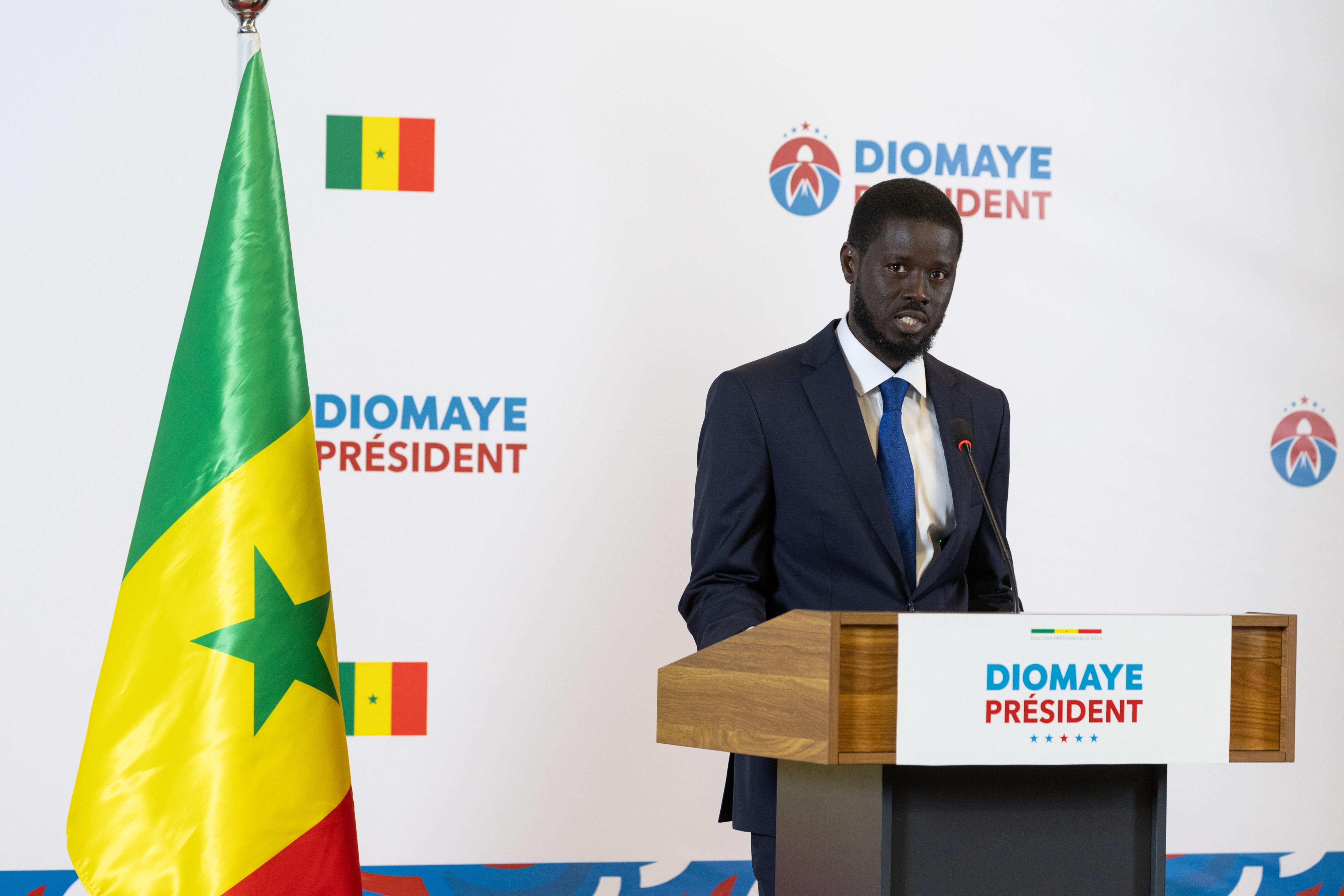 Bassirou Diomaye Faye, behin-behineko emaitzen arabera Senegalgo presidente izango dena, bart egindako agerraldian. JEROME FAVRE / EFE