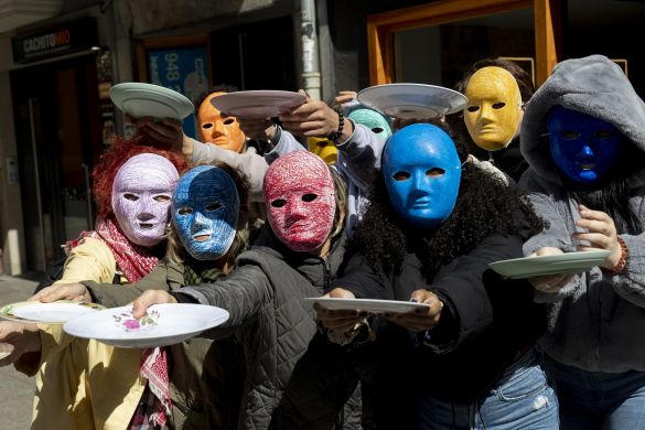 Arrazakeriaren aurkako manifestazioan egindako performance bat, martxoaren 23an, Iruñean. IÑIGO URIZ / FOKU