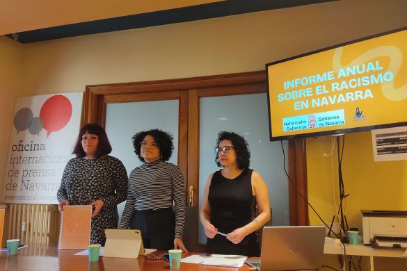 SOS Arrazakeriaren urteroko txostenaren aurkezpena; ezkerretik, Beatriz Villahizan, Flavia Navarrete eta Aleyda Gaspar. NAFARROAKO HITZA SOS Arrazakeriaren urteroko txostenaren aurkezpena; ezkerretik, Beatriz Villahizan, Flavia Navarrete eta Aleyda Gaspar. NAFARROAKO HITZA