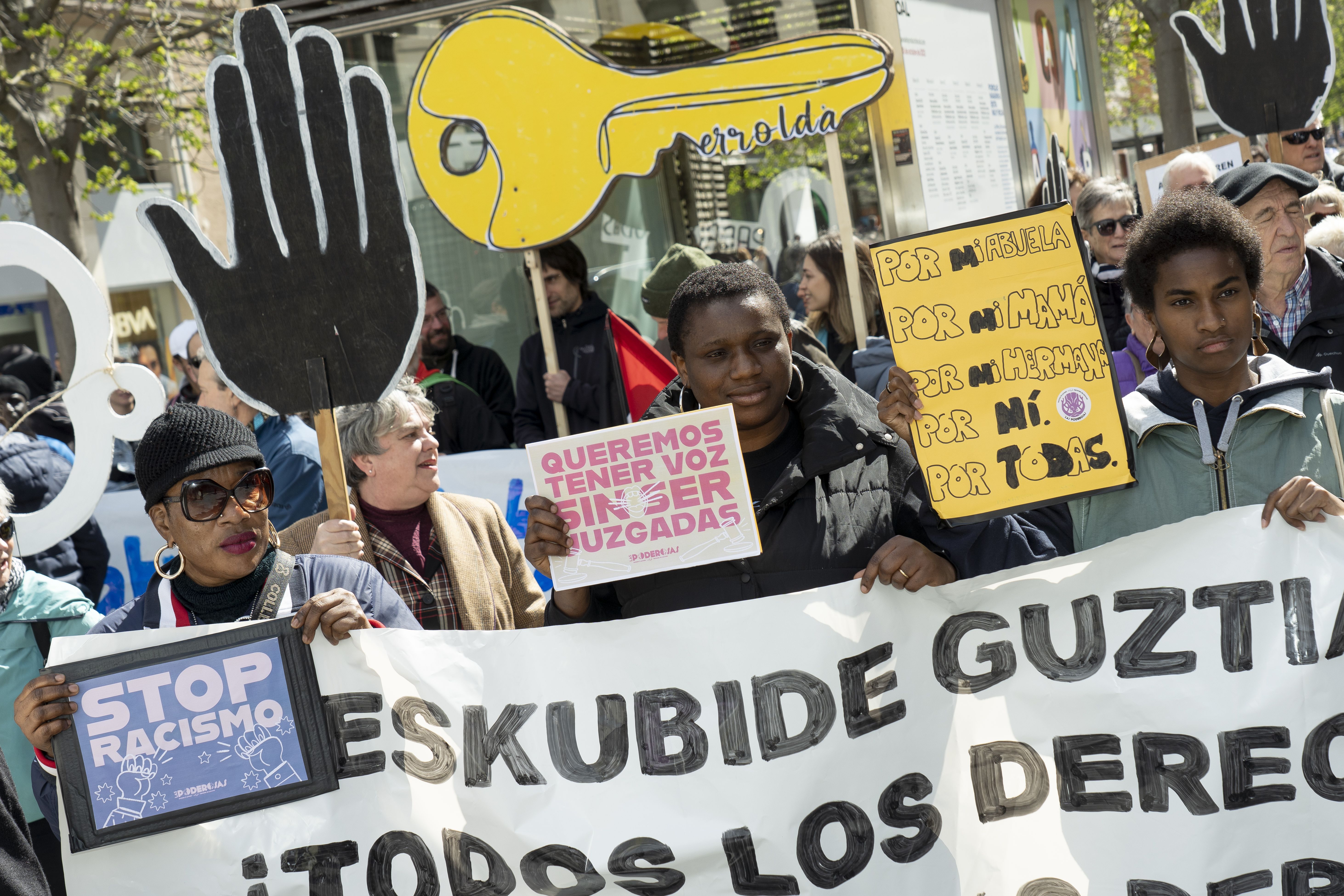 Arrazakeriaren aurkako M-21 plataformak Iruñean antolatutako manifestazioa