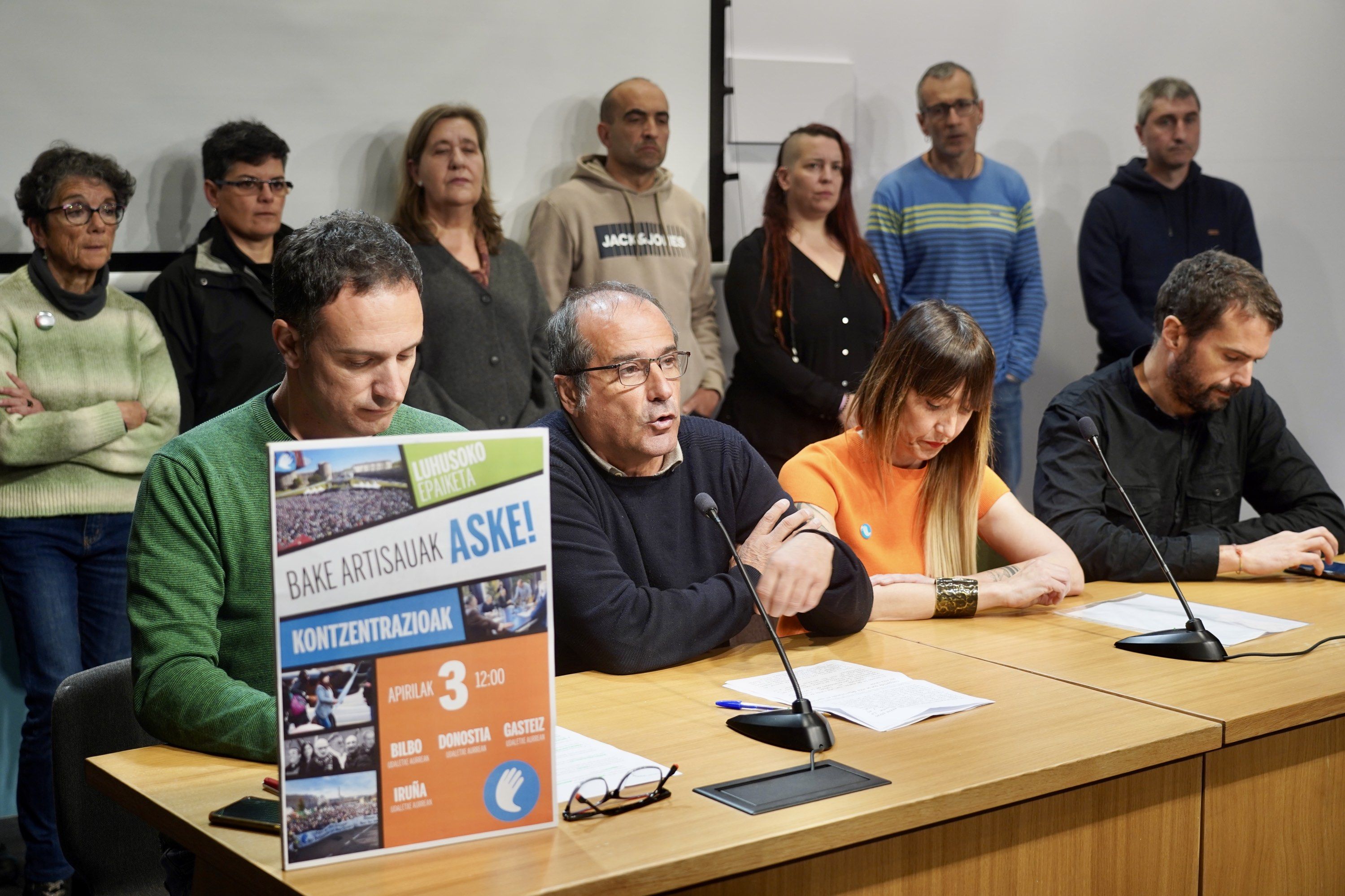 Mahaian, ezkerretik hasita, Mitxel Lakuntza, Agus Hernan, Begoña Atxa eta Igor Arroyo, gaur, Bilbon. MONIKA DEL VALLE / FOKU