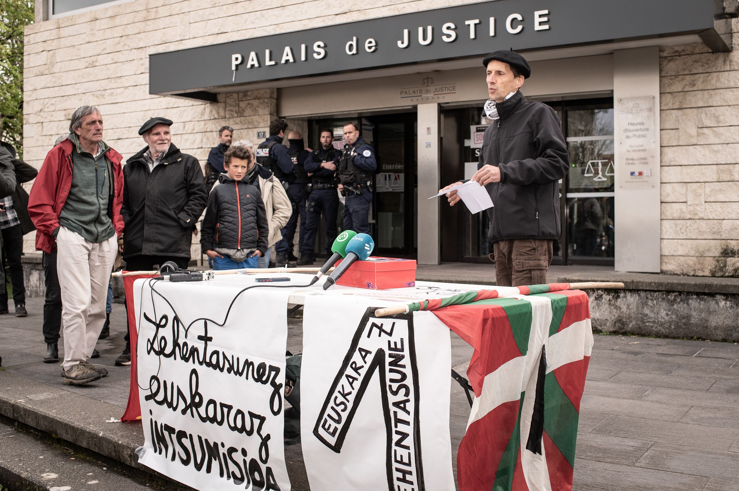 Gorka Torre, Baionako Auzitegiaren aitzinean. PATXI BELTZAIZ