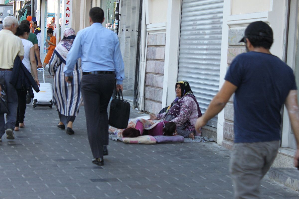 Siriako errefuxiatu bat, seme-alabekin, Istanbulen. Taksim inguruan elkartzen dira iheslariak. AITOR TXABARRI. Siriako errefuxiatu bat, seme-alabekin, Istanbulen. Taksim inguruan elkartzen dira iheslariak. AITOR TXABARRI.