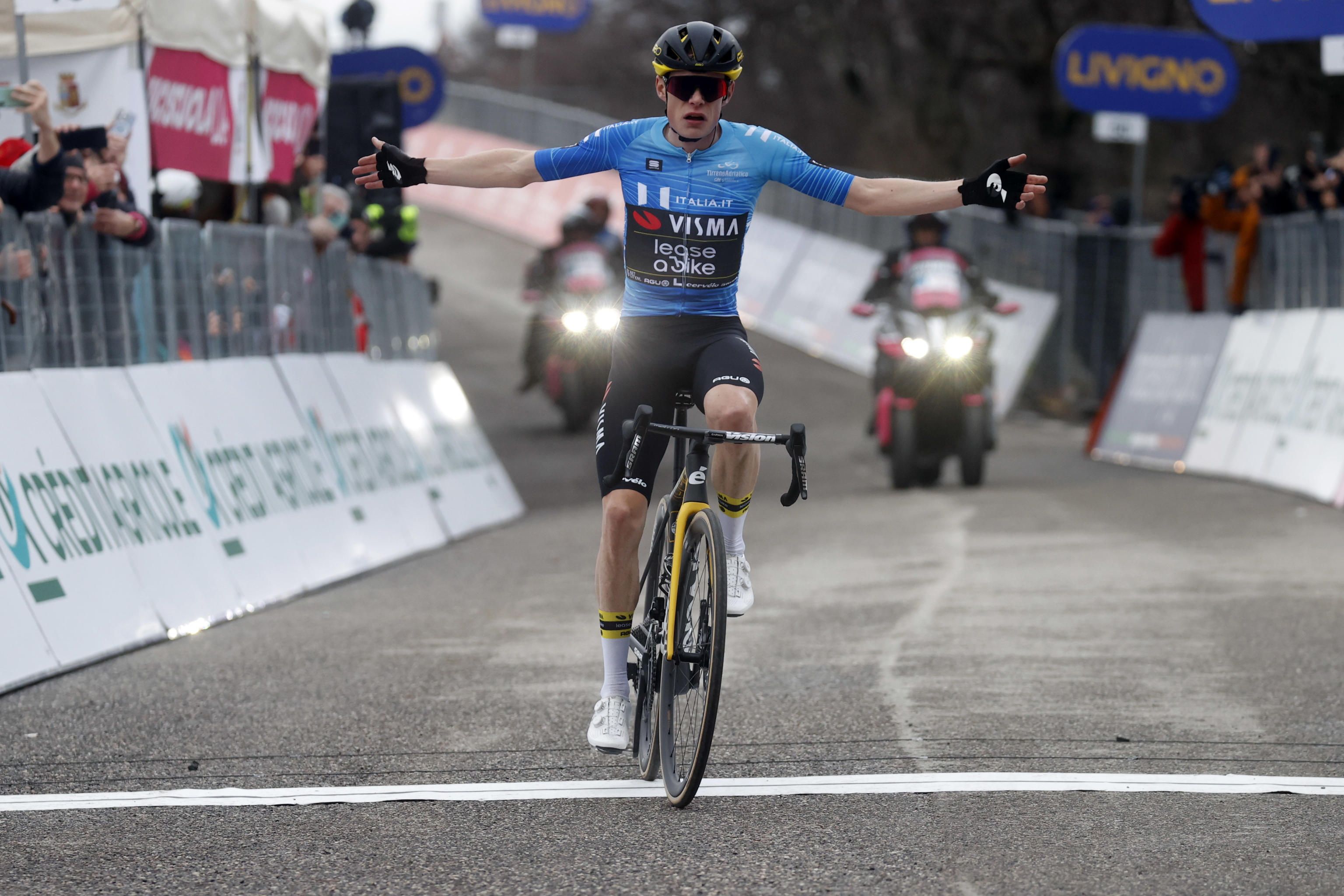Jonas Vingegaard, Tirreno-Adriatikoko seigarren etapa irabazten. Bi irabazi zituen, baita itzulia ere. Sasoi betean iritsiko da Euskal Herriko Itzulira.ROBERTO BETTINI / EFE
