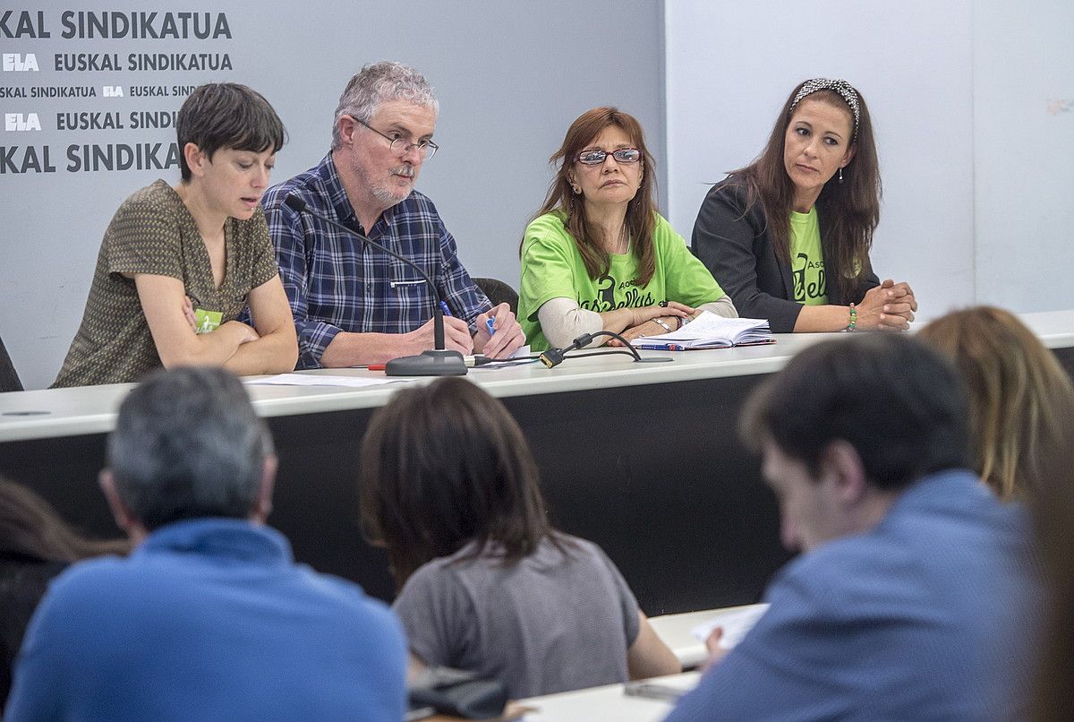 Mirari Irure, Adolfo Muñoz, Angela Muñoz eta Miriam Barros, atzo, ELAren Bilboko egoitzan. MARISOL RAMIREZ / FOKU.