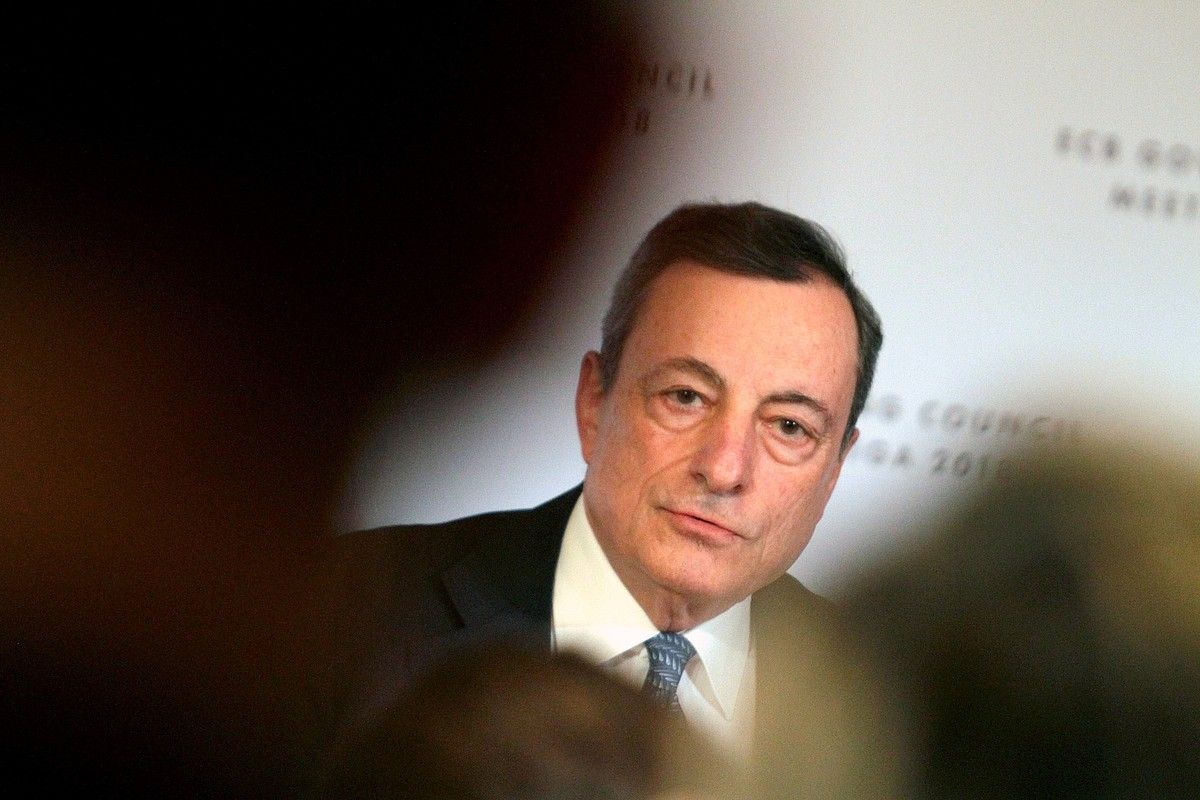 Mario Draghi EBZ Europako Banku Zentraleko presidentearen agerraldia, erakundeko gobernu kontseiluak atzo Rigan (Letonia) egindako bileraren ondoren. VALDA KALNINA / EFE.