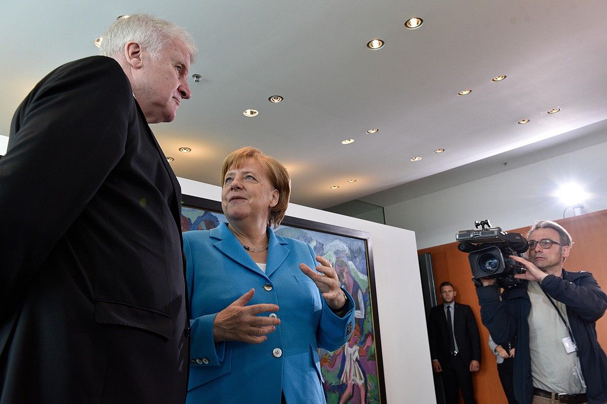Seehofer Alemaniako Barne ministroa eta Merkel kantzilerra, herenegun. EFE. Seehofer Alemaniako Barne ministroa eta Merkel kantzilerra, herenegun. EFE.