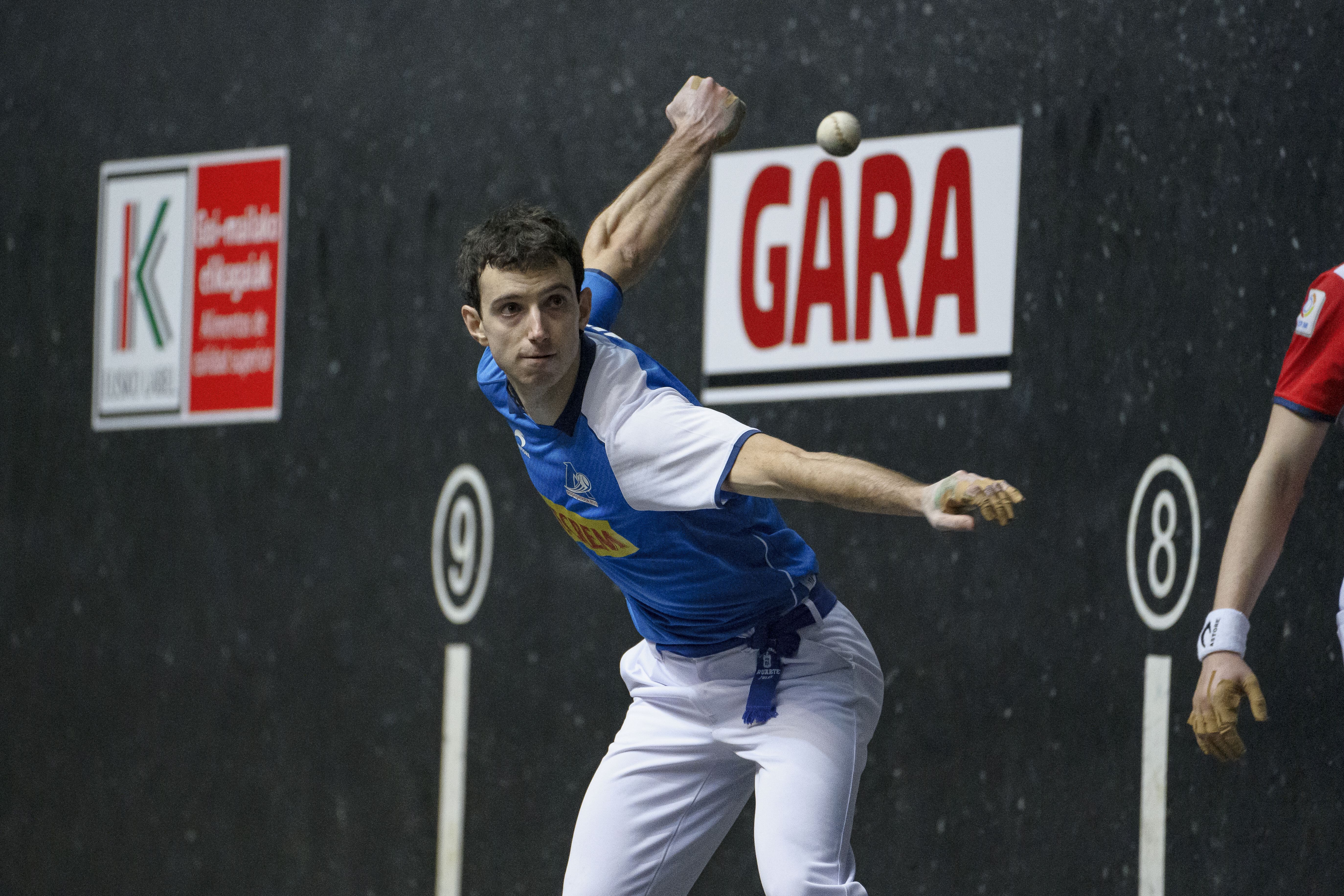 Julen Martija, pilota jotzeko prest, Binakako Txapelketan jokatutako partida batean. ARITZ LOIOLA / FOKU