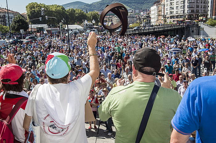 Pentsiodunen manifestazioa, gaur, Bilboko udaletxearen parean. MARISOL RAMIREZ, FOKU