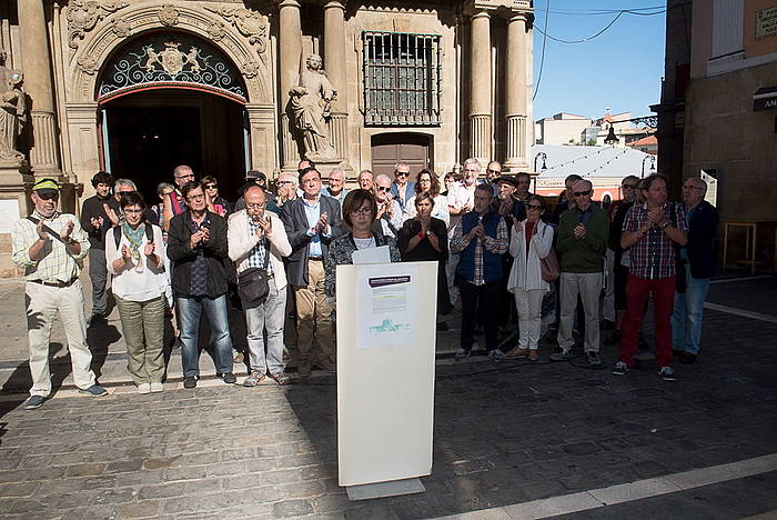 Manifestuaren irakurketan parte hartu dute dozenaka herritarrek Iruñeko Udaletxe plazan. IÑIGO URIZ / FOKU