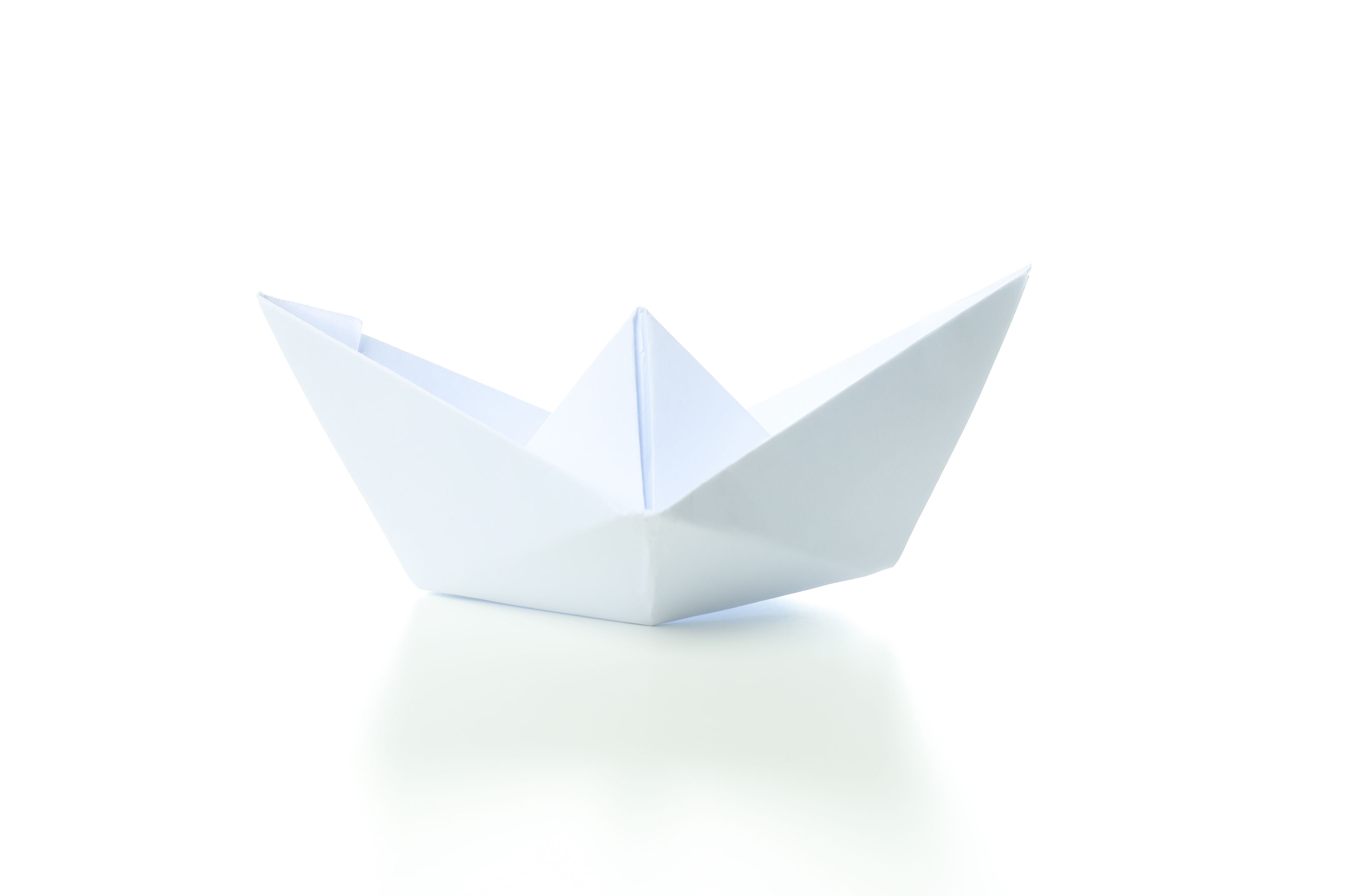 Origami teknikarekin egindako paperezko barku bat. BERRIA