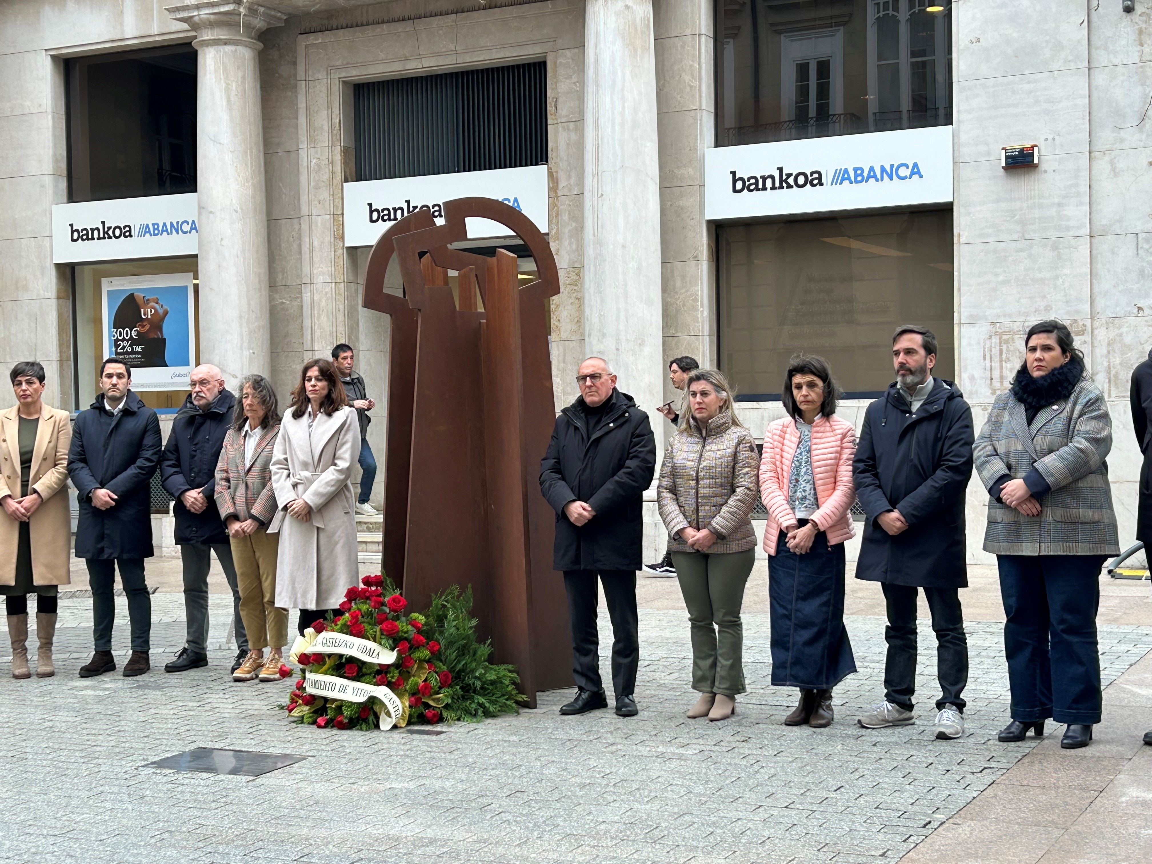 Gasteizko Udaleko eta Eusko Jaurlaritzako ordezkari batzuk, gaur, frankismo garaiko biktimen omenaldian, Gasteizen. IREKIA