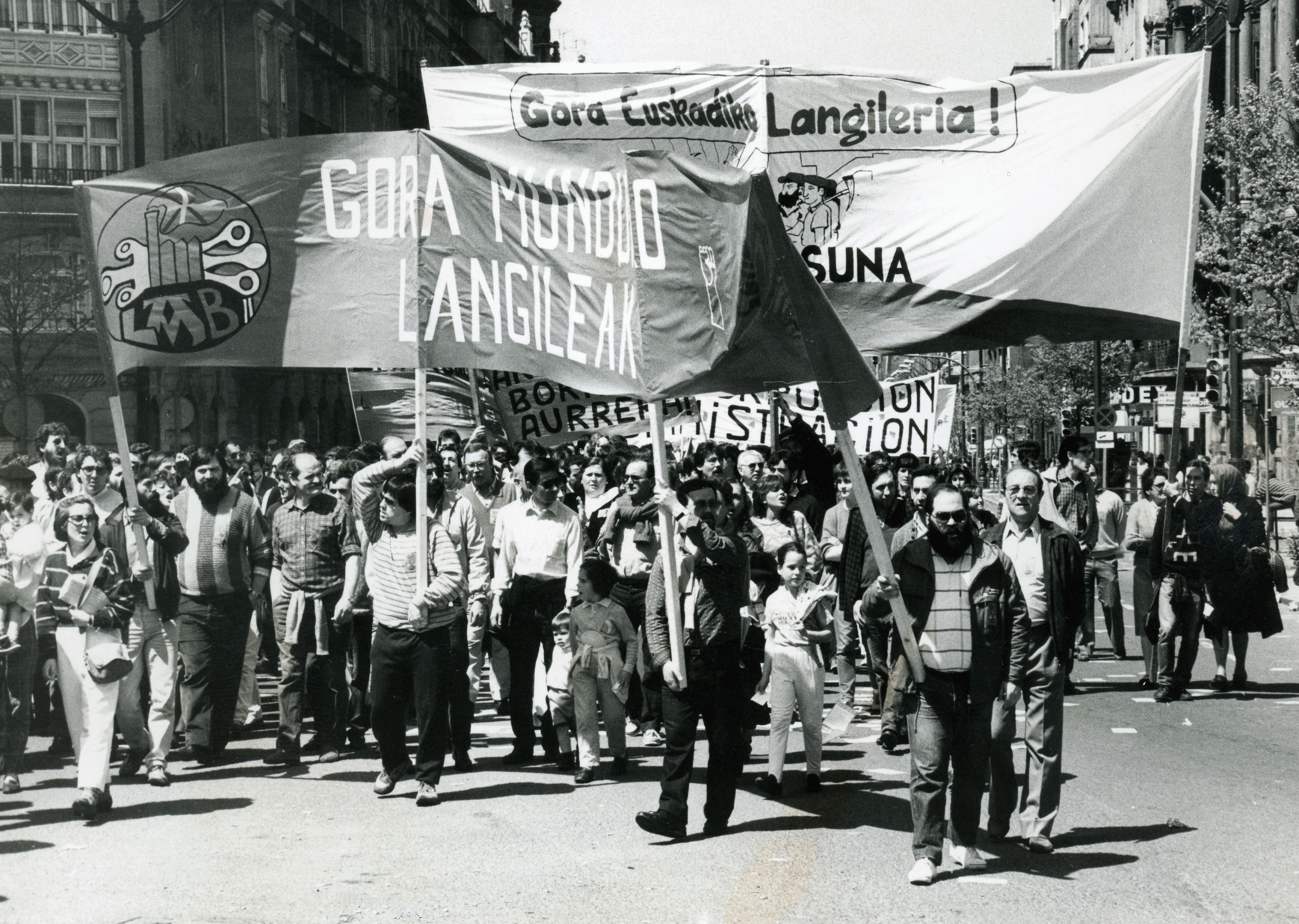 Langile batzuk, LABen sorrerako logotipoa duen pankarta batekin, 70eko hamarkadako manifestazio batean. LAB