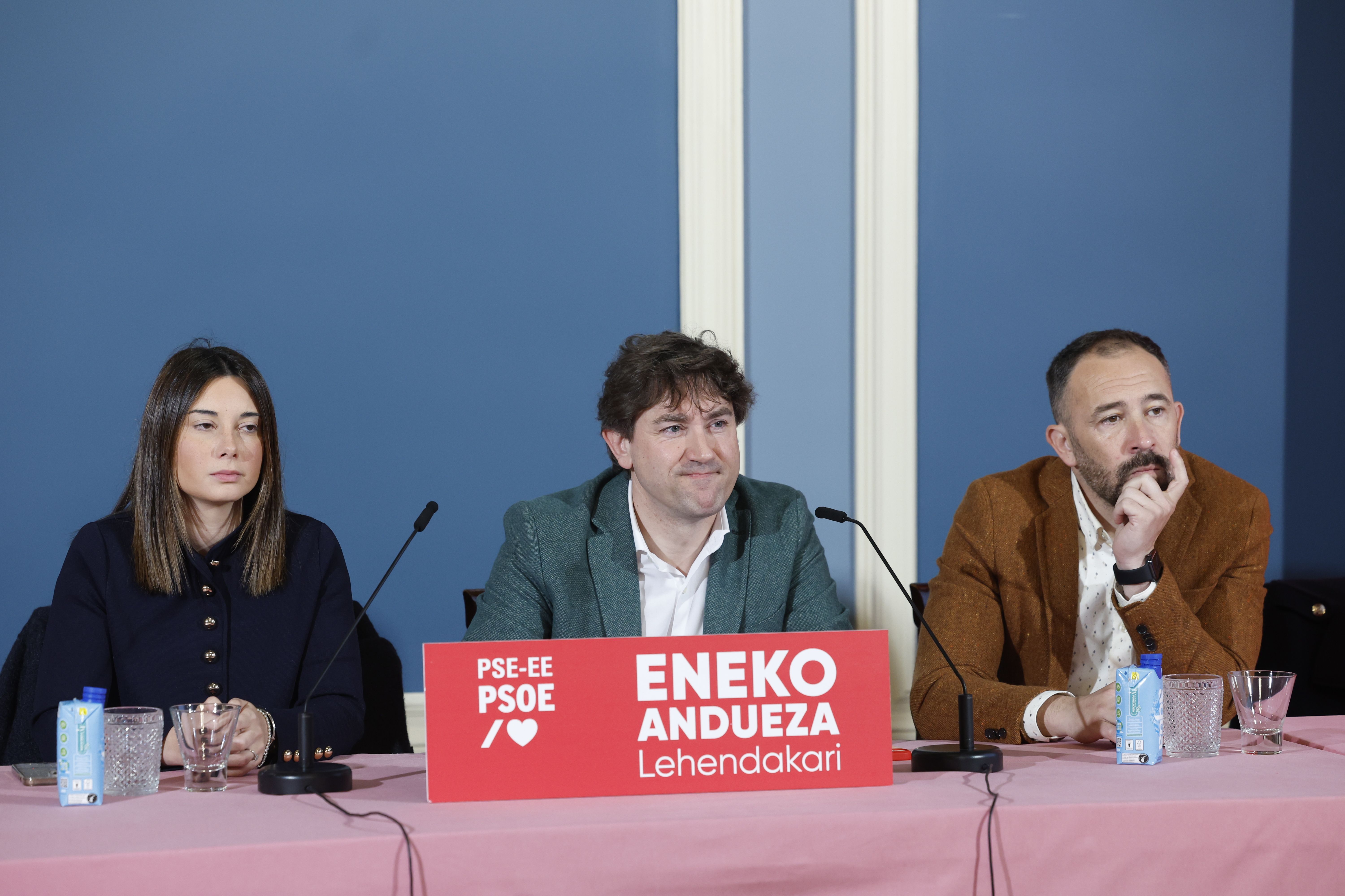 Ezkerretik, Aroa Jilete Arabako hautagai sozialista, Eneko Andueza Bizkaikoa eta Denis Itxaso Gipuzkoakoa, Bilbon. MIGUEL TOÑA / EFE