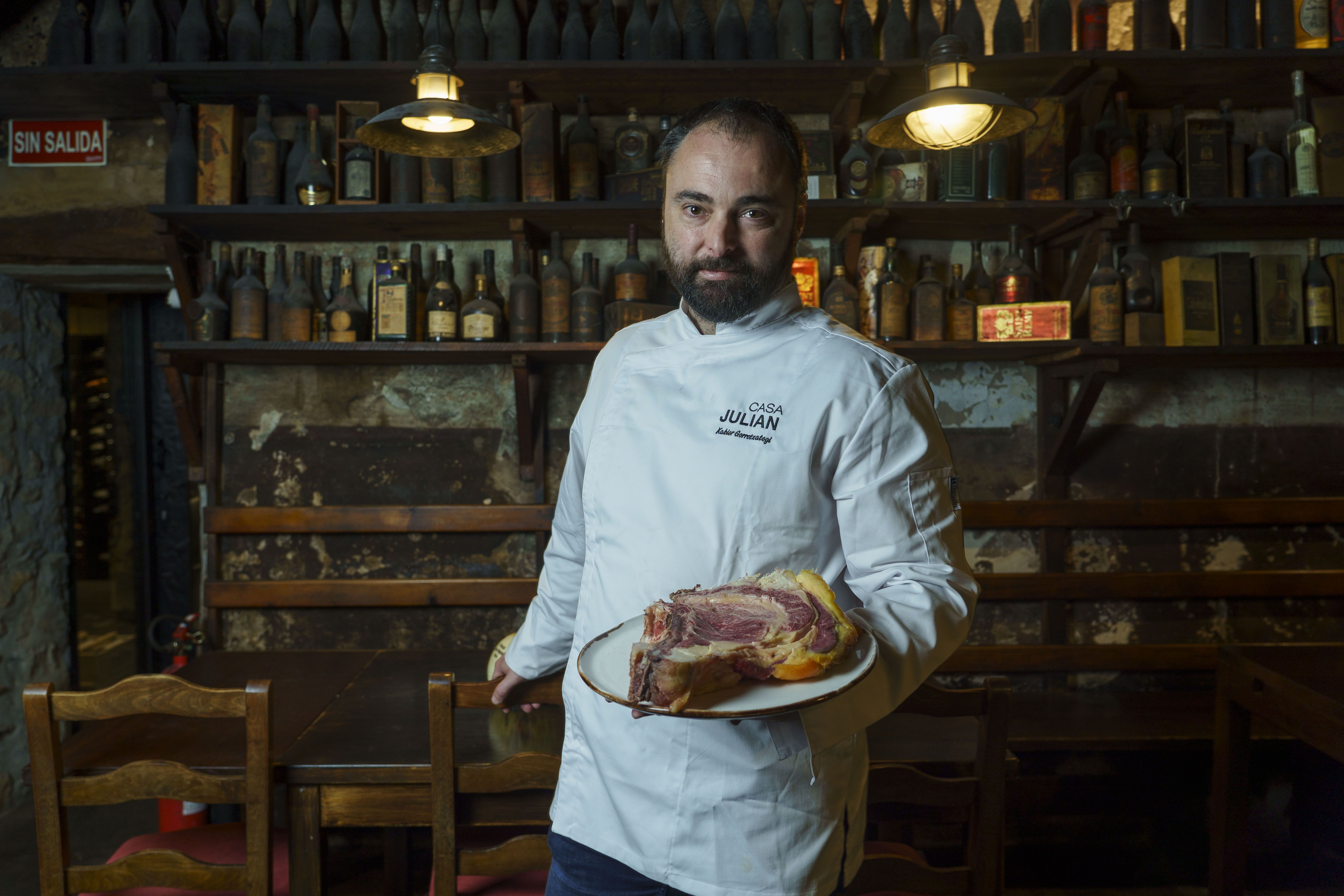 Xabier Gorrotxategi, txuleta bat platerean hartua duela, Casa Julian jatetxean. JON URBE / FOKU