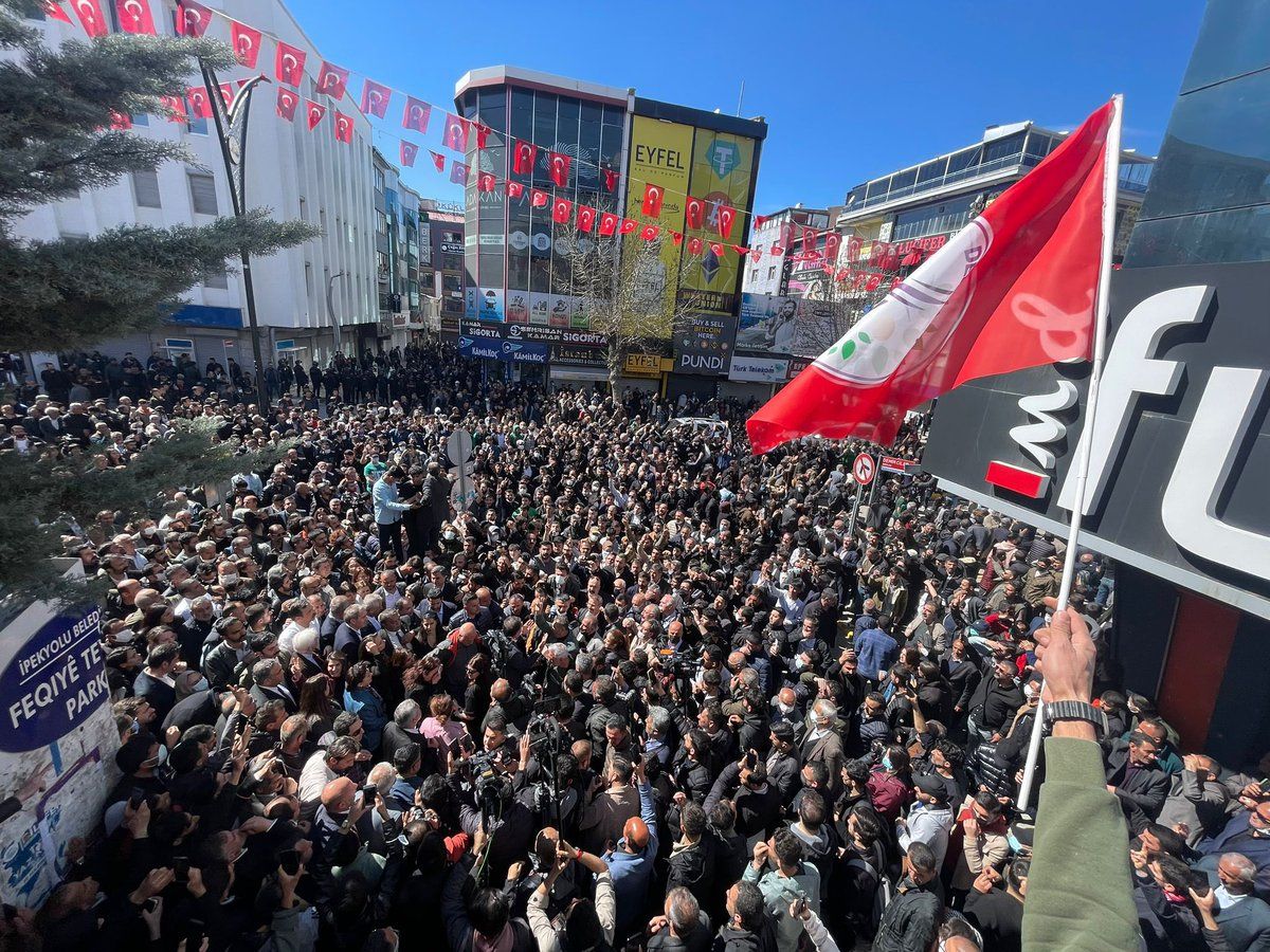 Protestak Van (Kurdistan) hirian, Ankarak alkategai kurduaren garaipena baliogabetu ostean, gaur. YENI YASAM