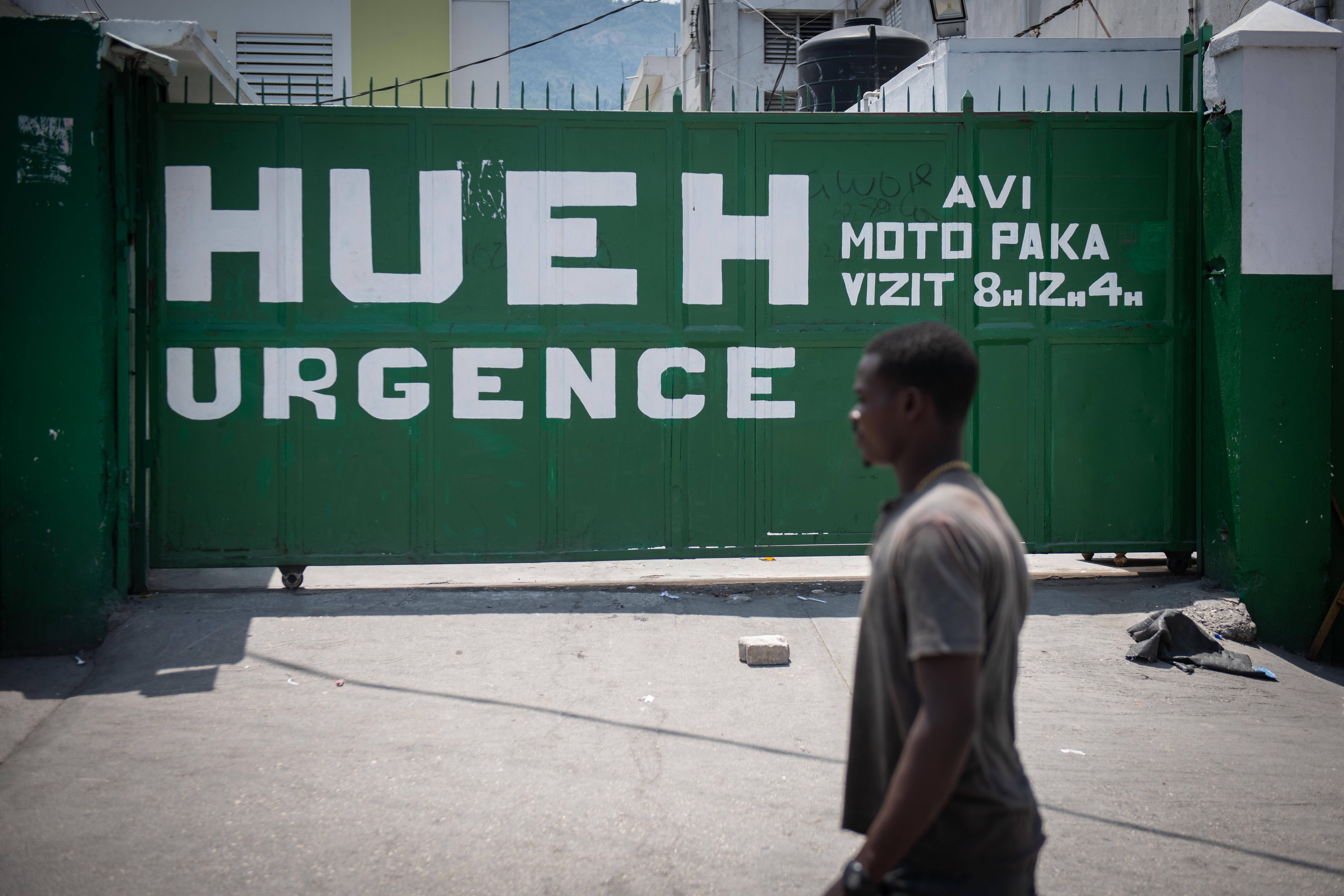 Port-au-Princeko erietxeko atea. JOHNSON SABIN / EFE 