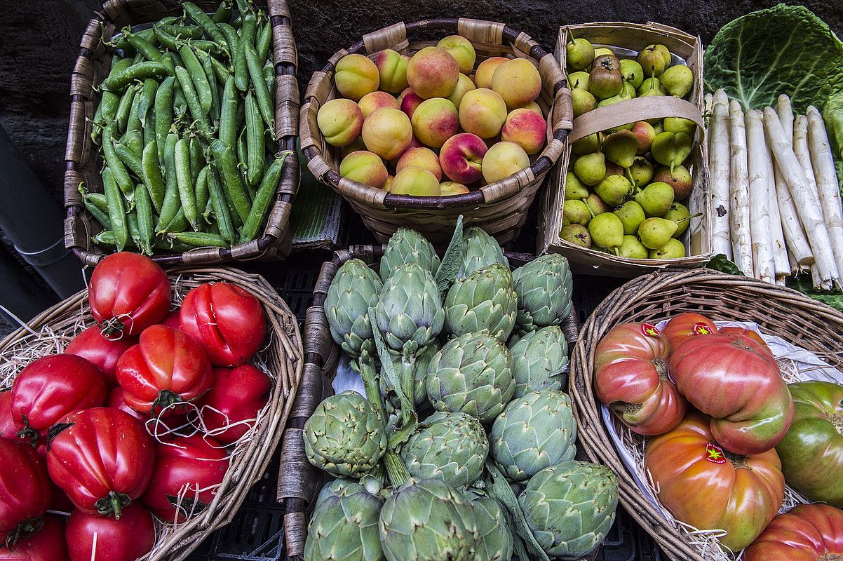 Fruitu dendetara elikagai berriak iristen hasi dira: gereziak, nektarinak, piperrak... MARISOL RAMIREZ / FOKU.