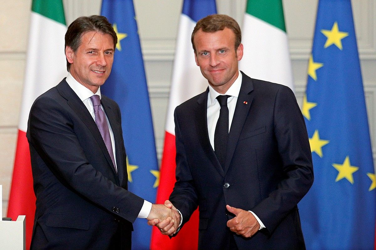 Emmanuel Macron eta Giuseppe Conte, Parisen eginiko bileraren ostean, atzo. FRANCOIS MORI / EFE. Emmanuel Macron eta Giuseppe Conte, Parisen eginiko bileraren ostean, atzo. FRANCOIS MORI / EFE.
