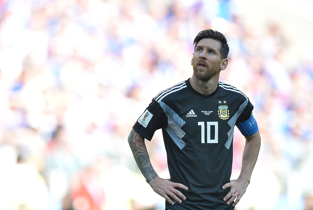 Lionel Messi Argentinako selekzioko aurrelaria, pentsakor, atzoko partidan penaltia huts egin ondoren. PETER POWELL / EFE.